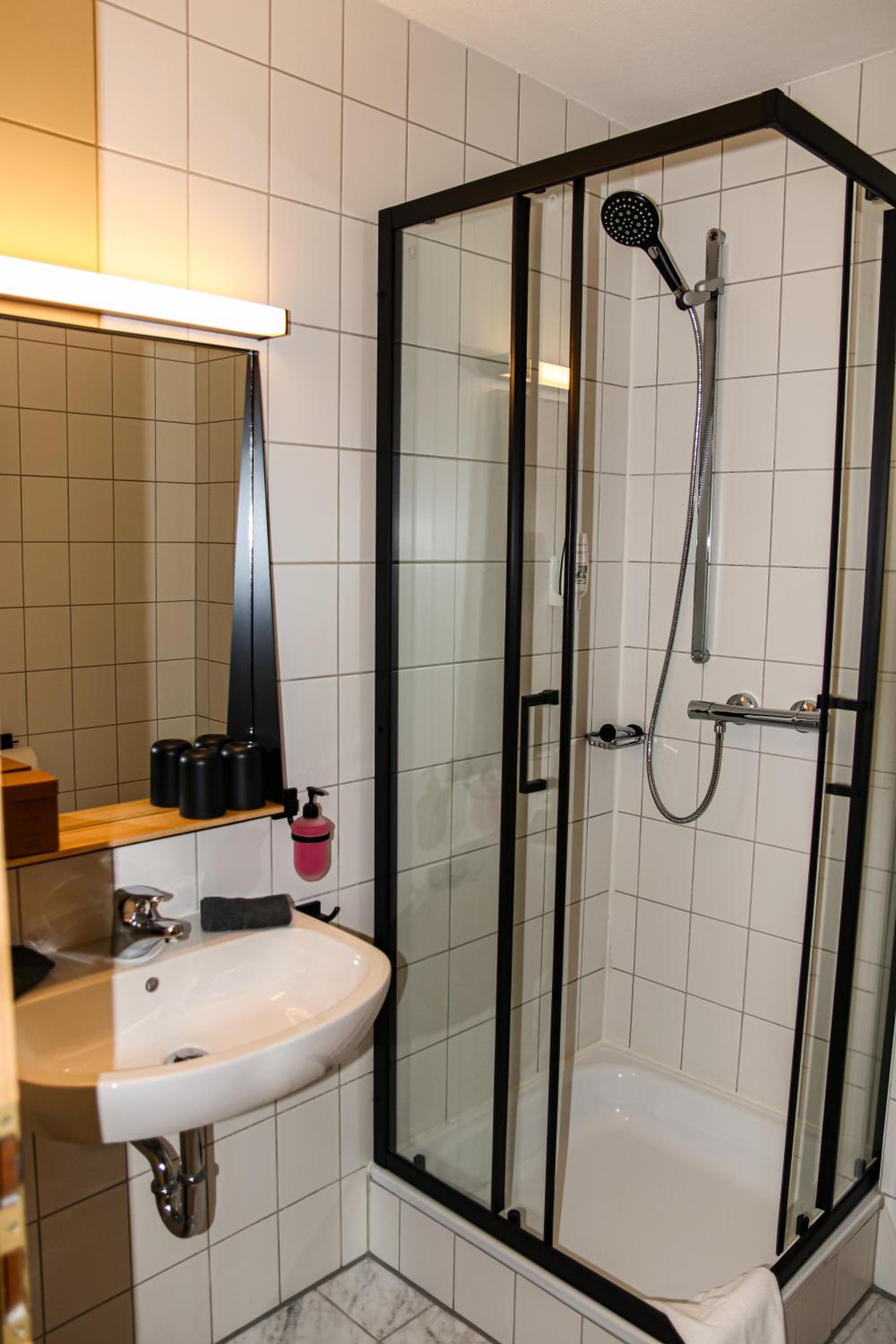 Double Room with Balcony - Photo 6