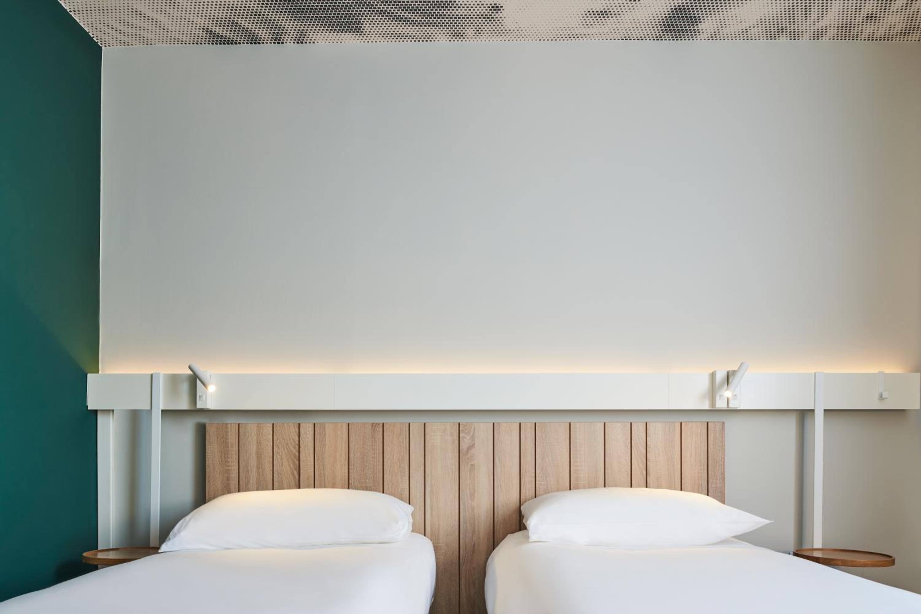 Standard Twin Room thumbnail 5