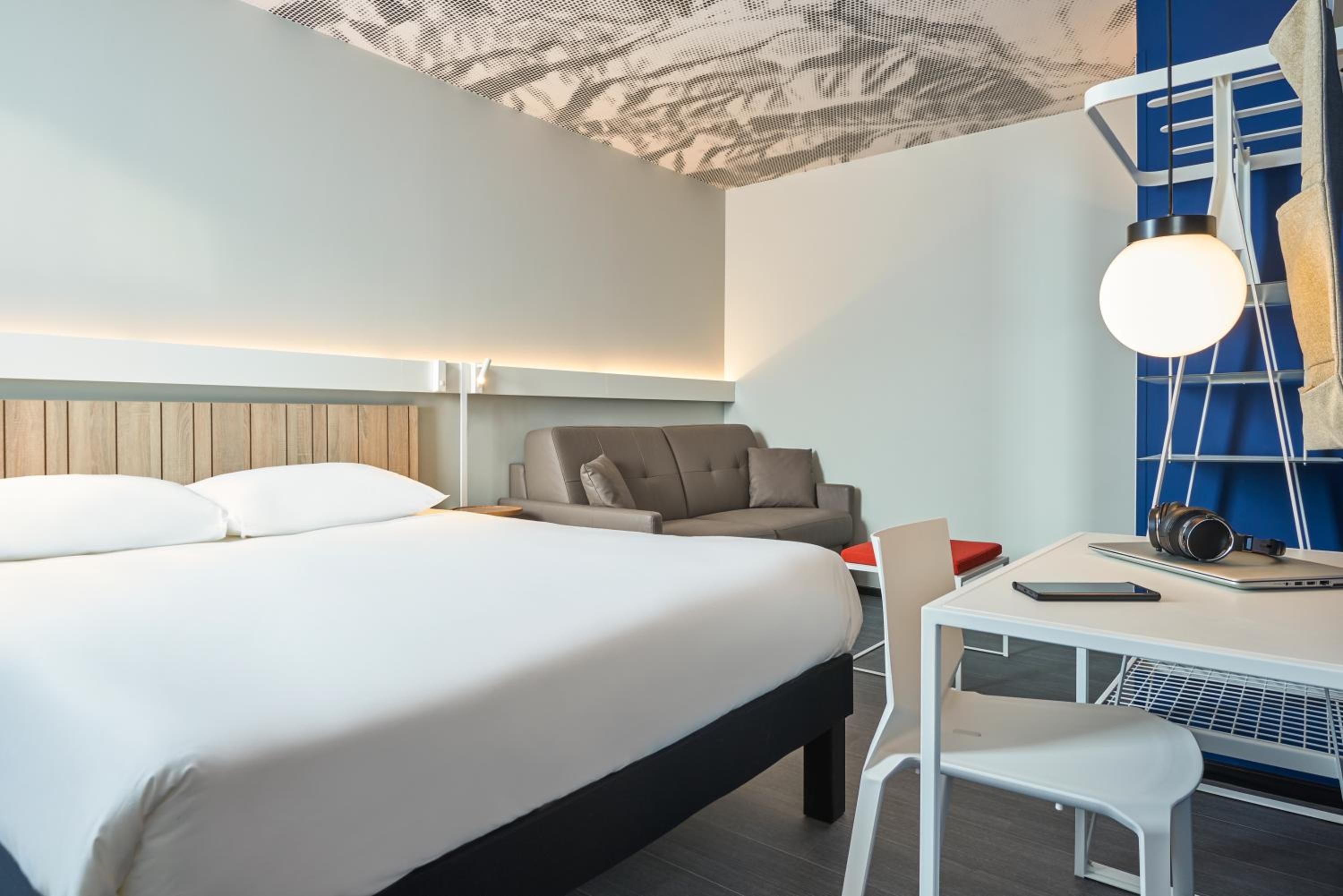 Standard Room with Two Double Beds thumbnail 6