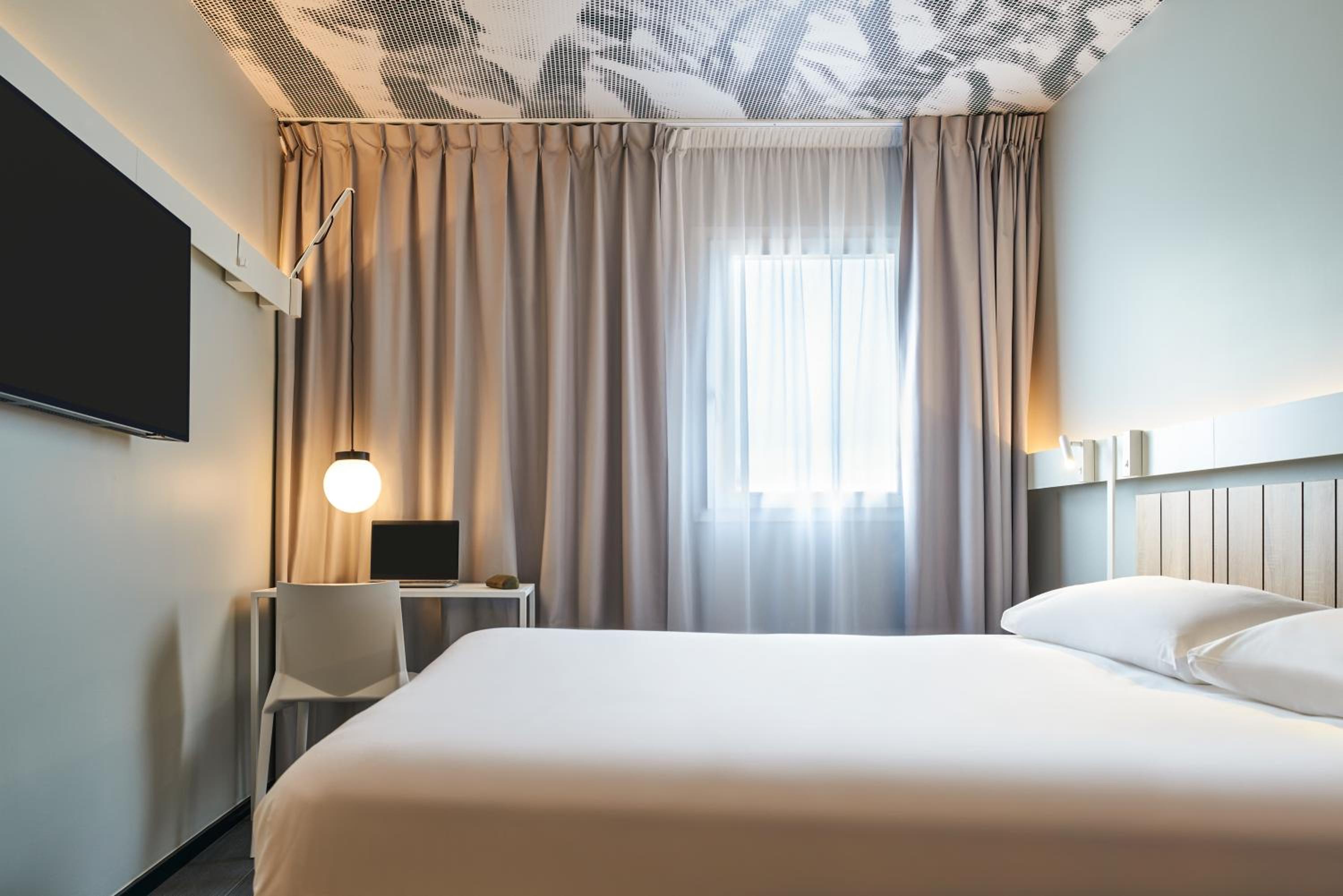 Standard Double Room thumbnail 5