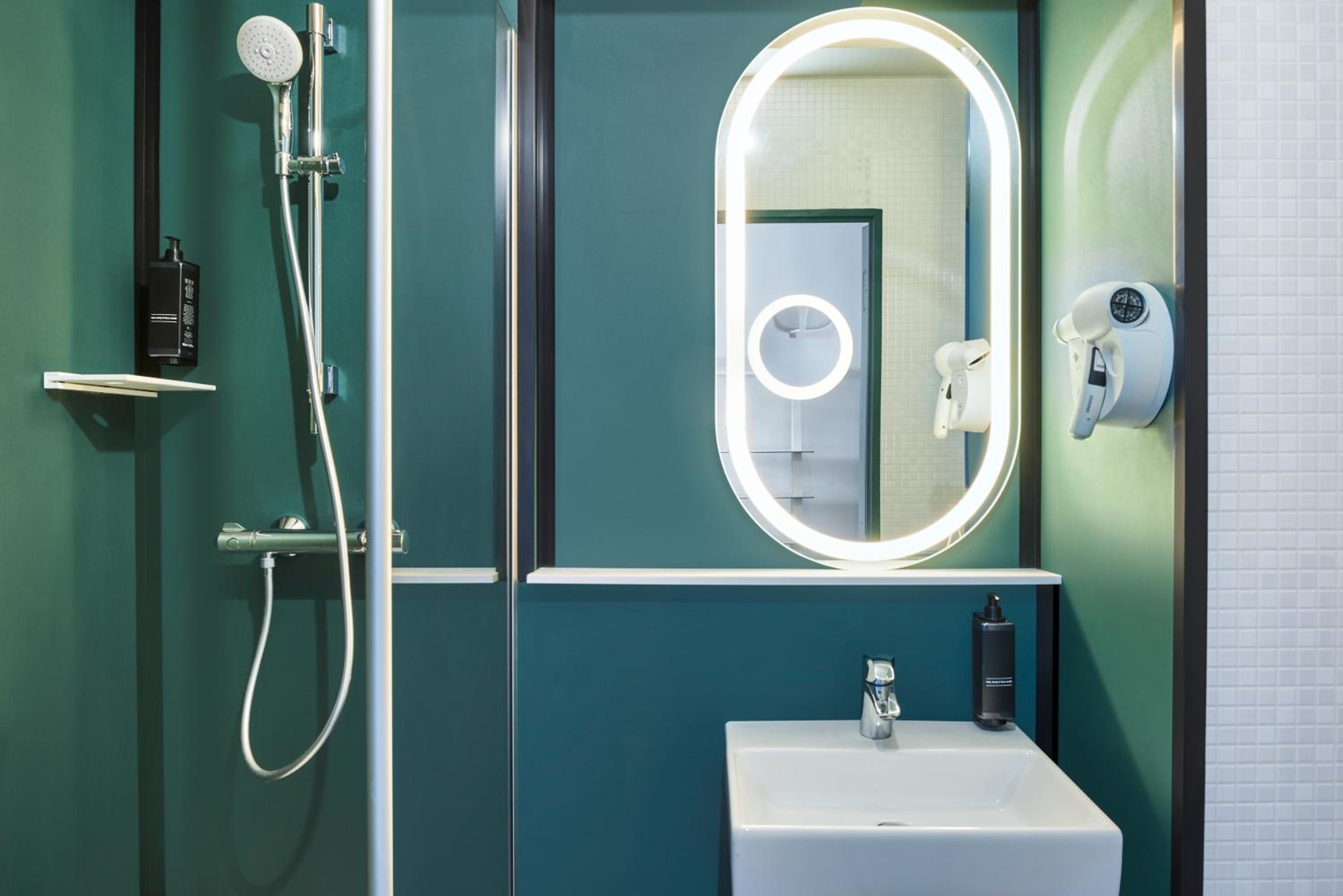 Standard Twin Room thumbnail 6