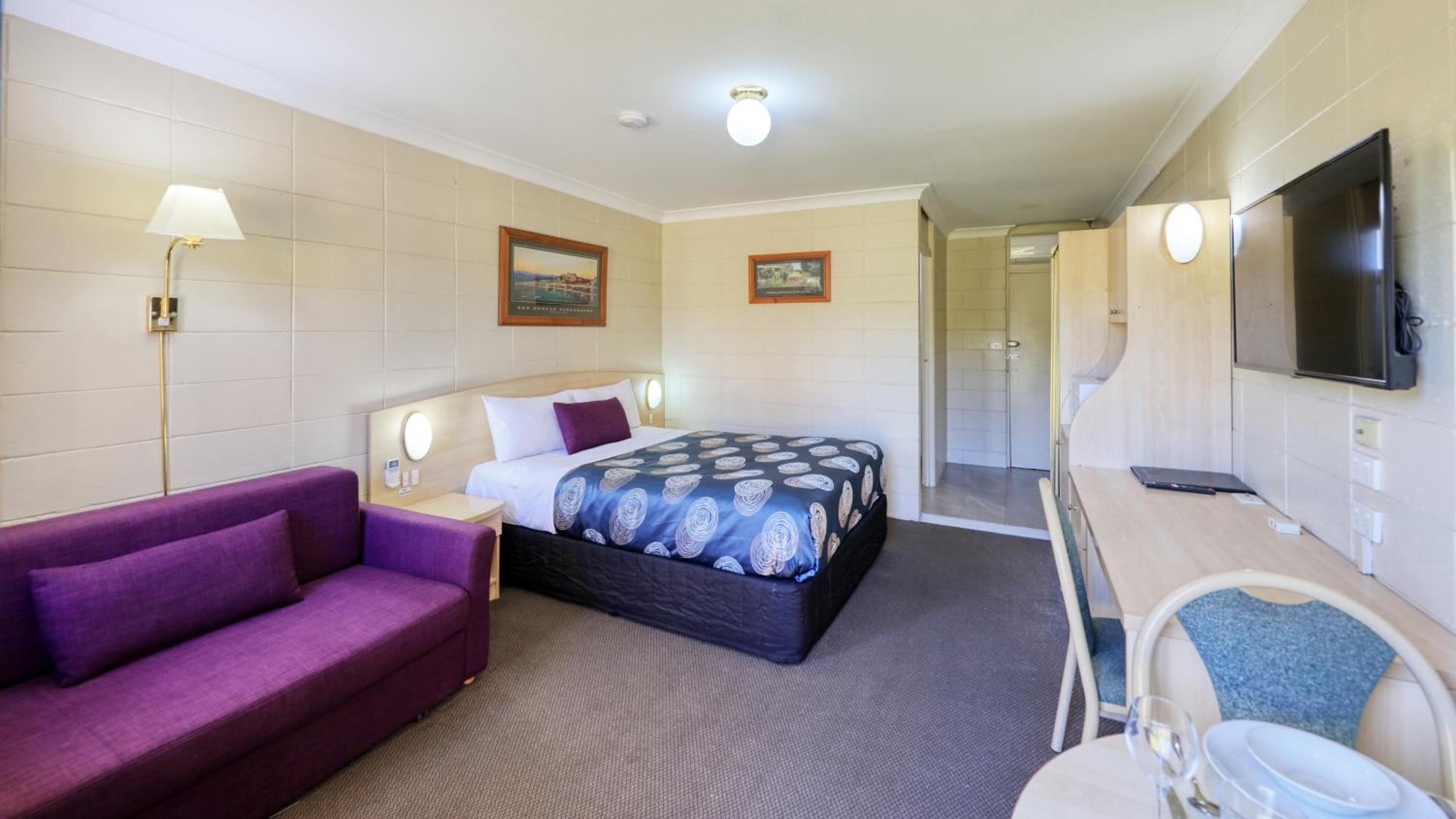 Deluxe Queen Room with Sofa Bed photo 1