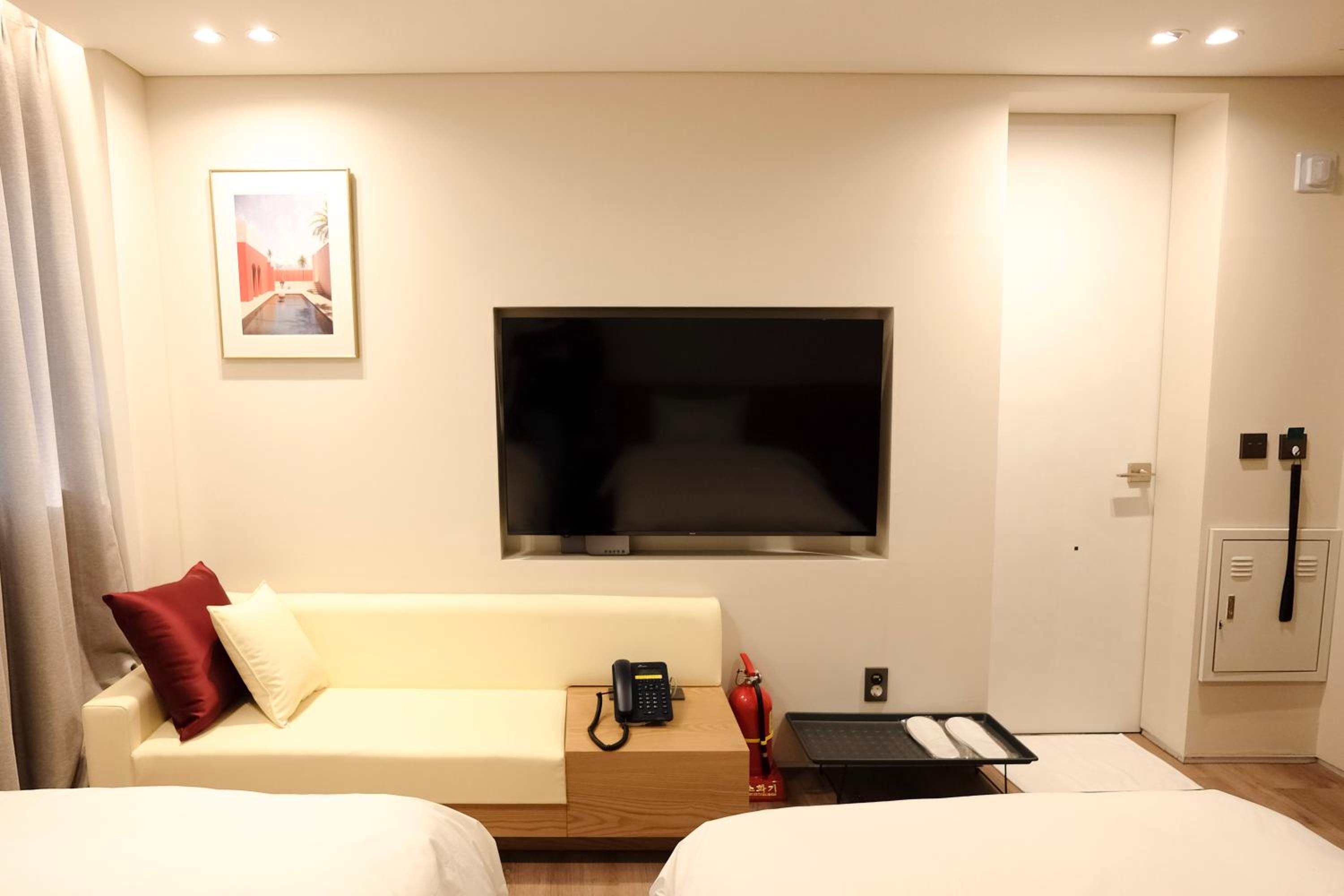 Standard Twin Room - Photo 2