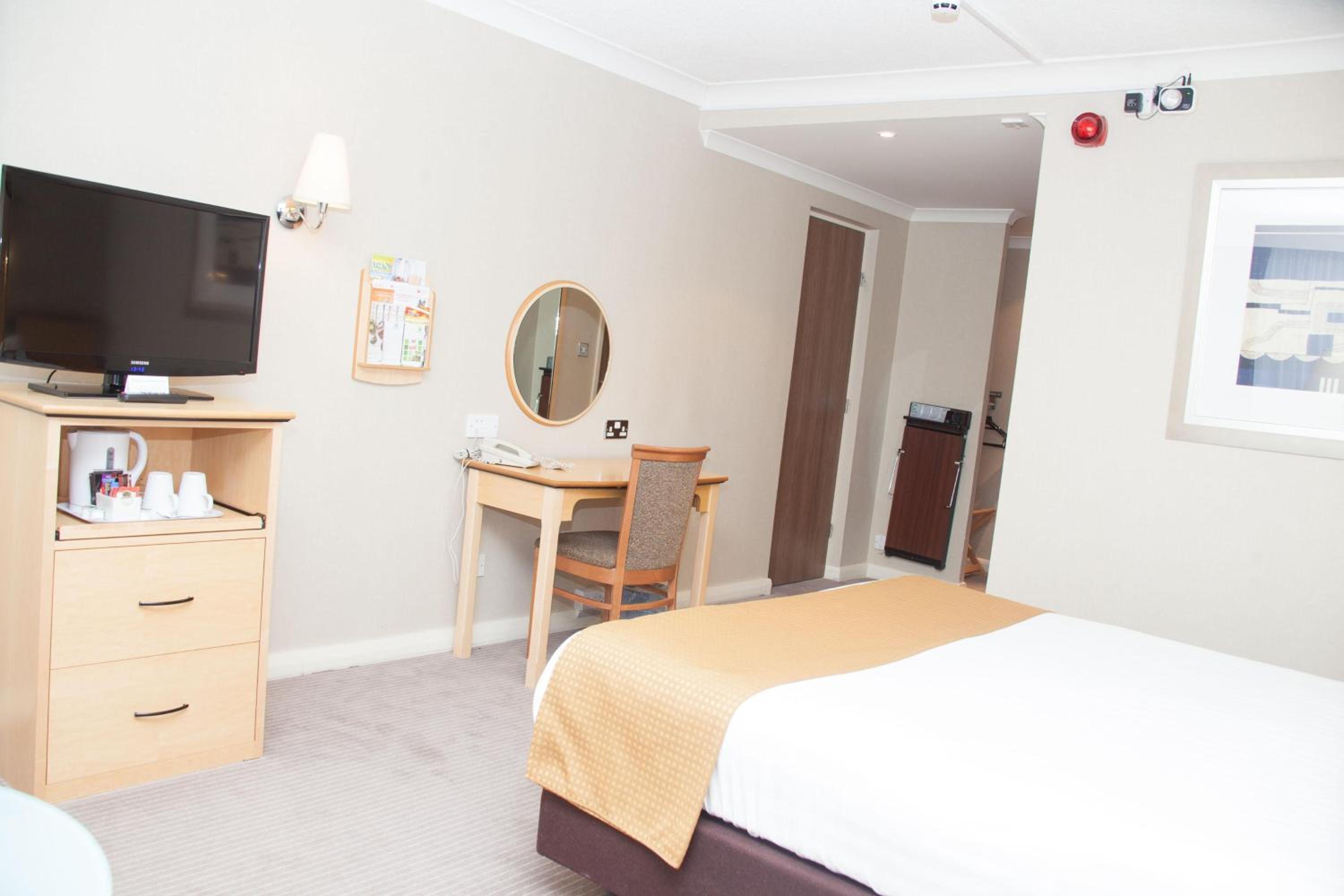 King Room with Sofa Bed - Mobility Accessible - Photo 1