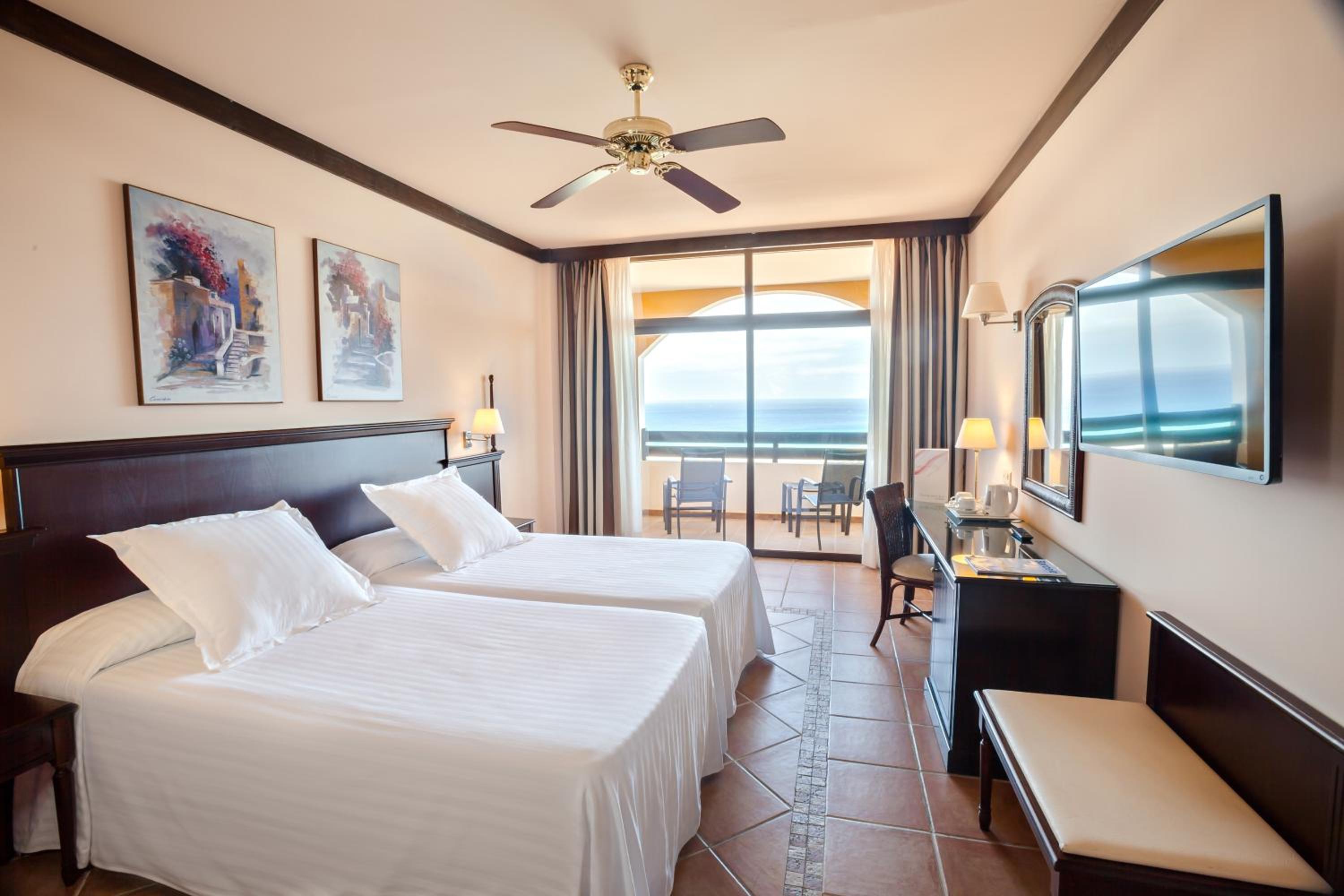 Double Room with Sea View (2 Adults + 1 Child) - Photo 1