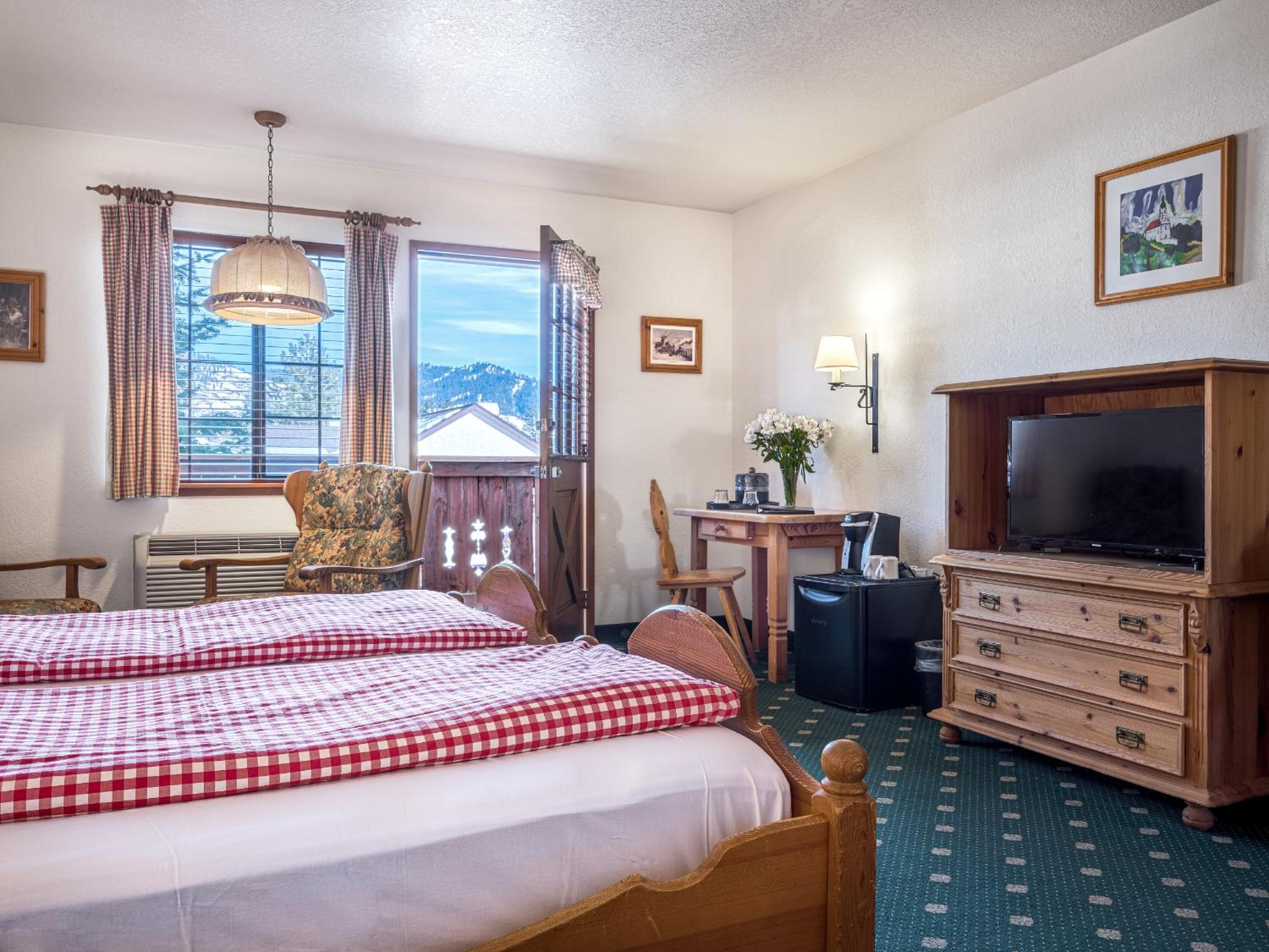 Deluxe King Room with Balcony photo 1