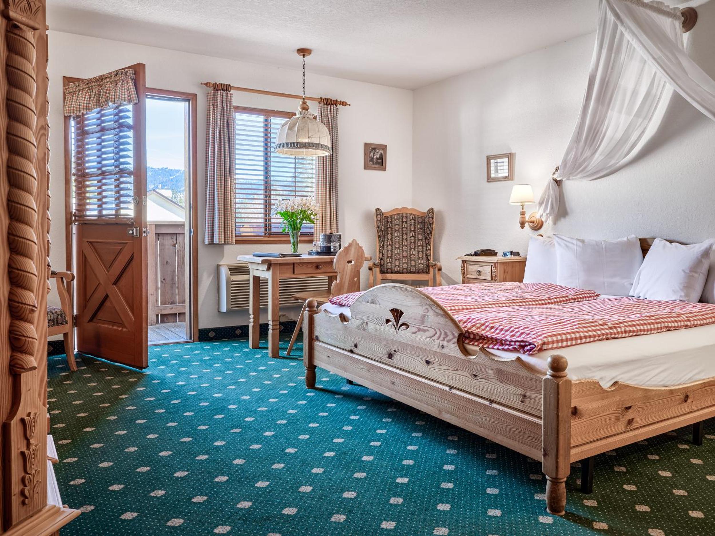 Deluxe King Room with Balcony photo 3
