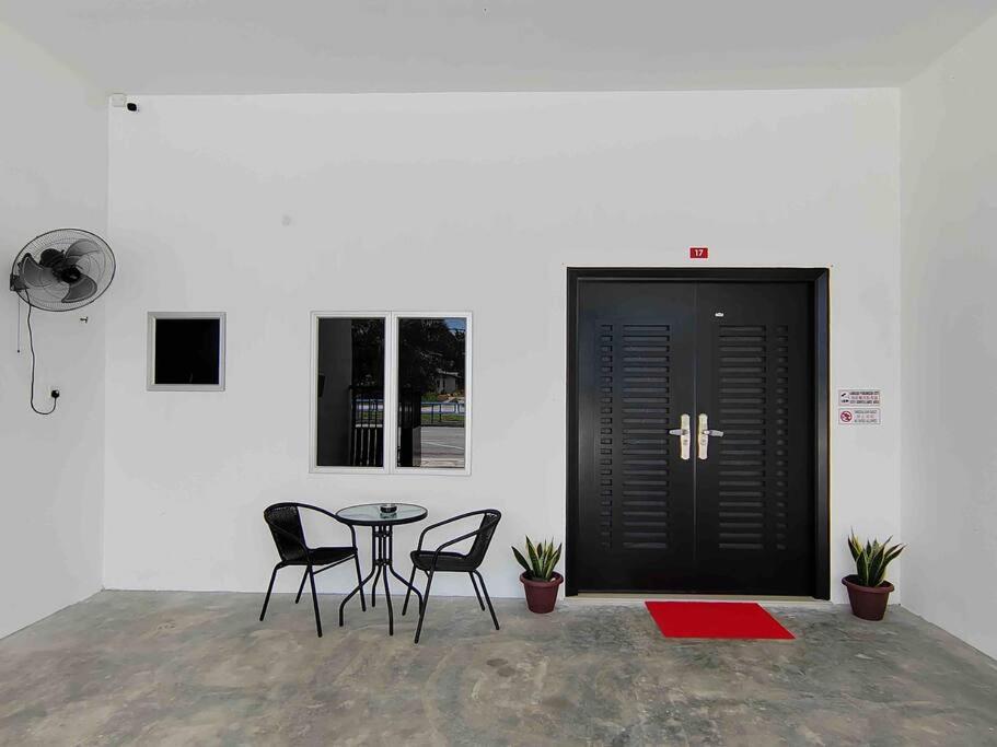 Three-Bedroom House photo 1