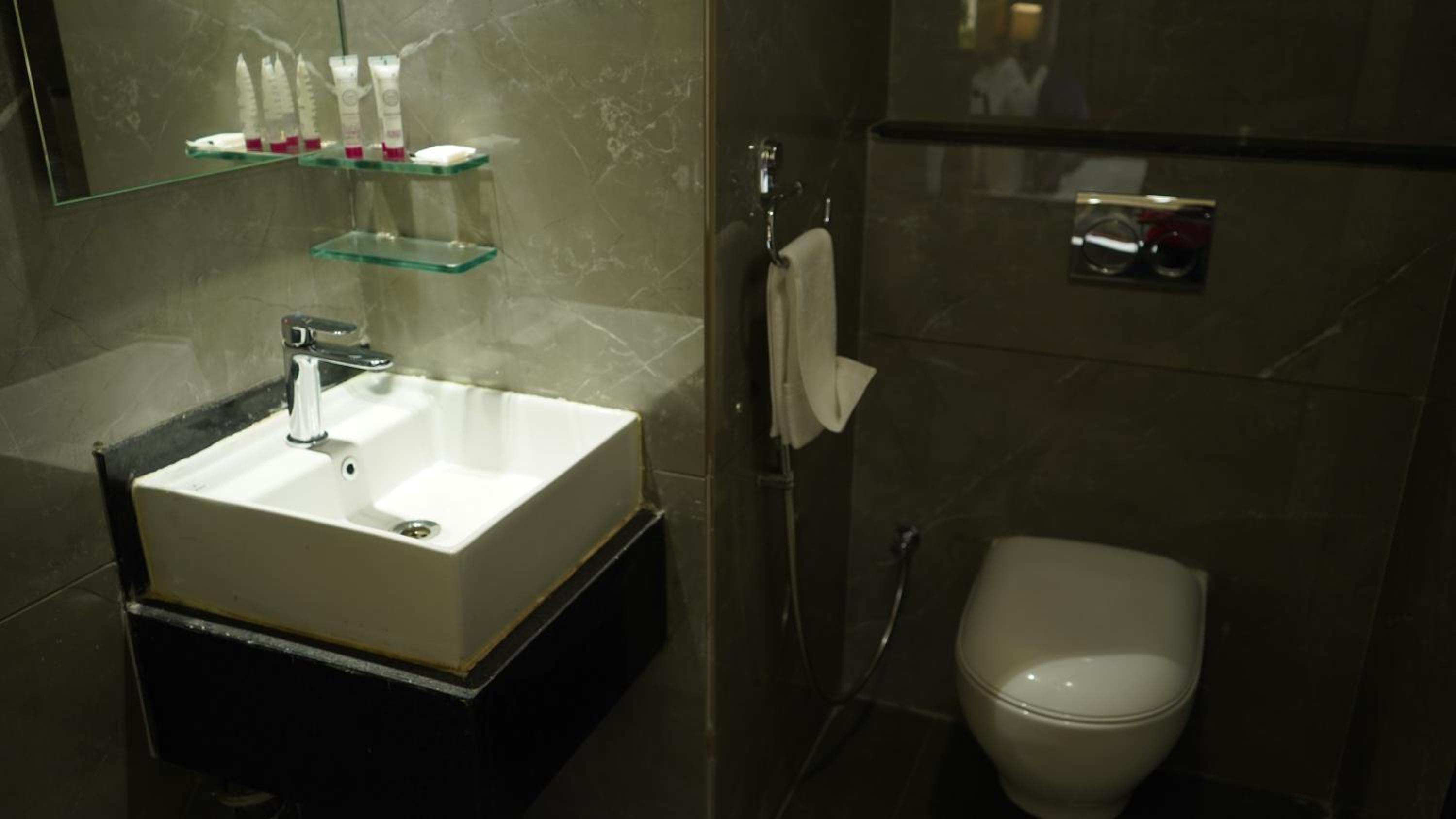 Deluxe Room with Queen or Twin Beds - Non-Smoking photo 2