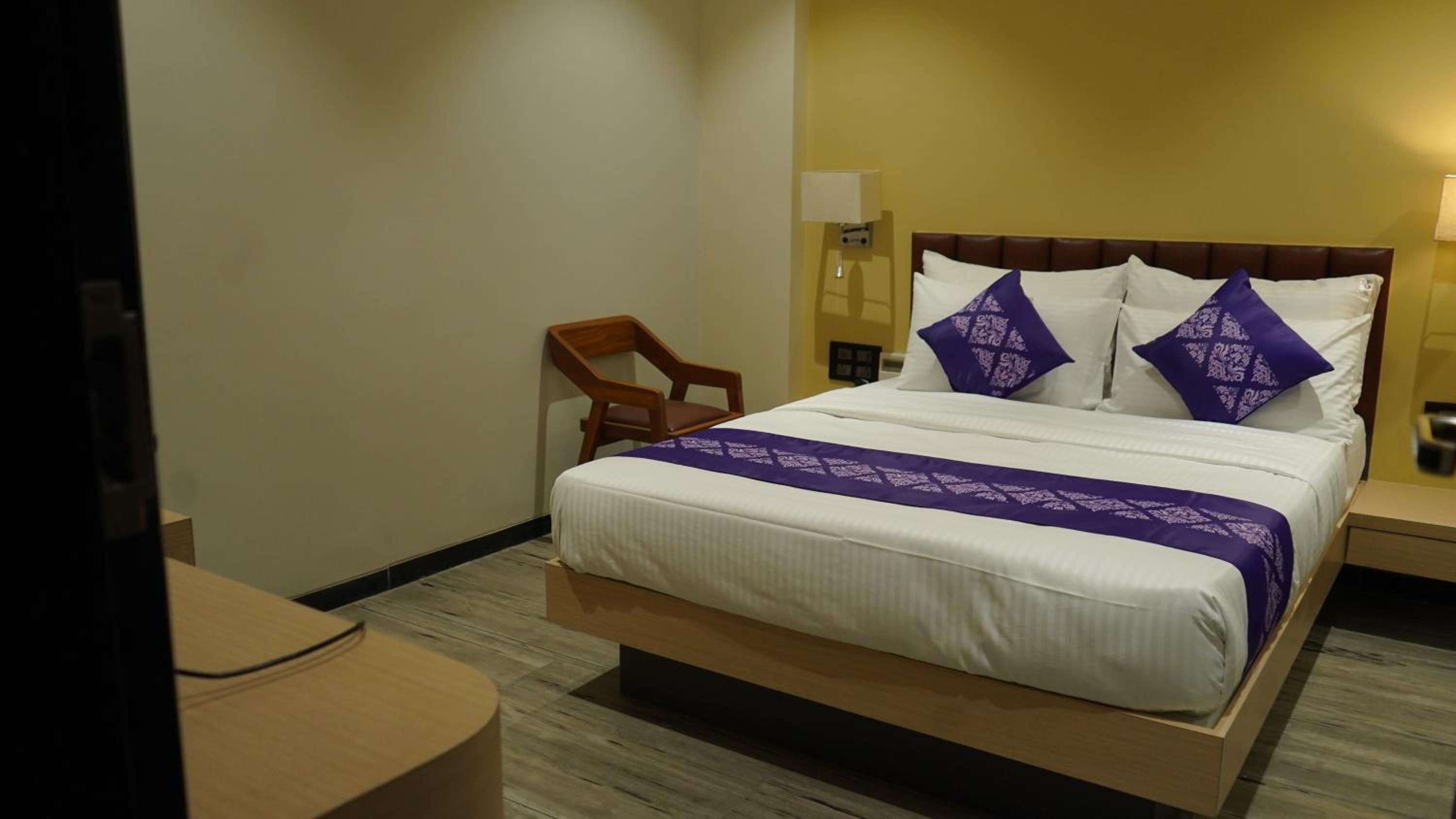 Day Use Room (9 am - 6 pm) Mandatory Check out at 6 pm (No Night Stay Allowed) photo 1