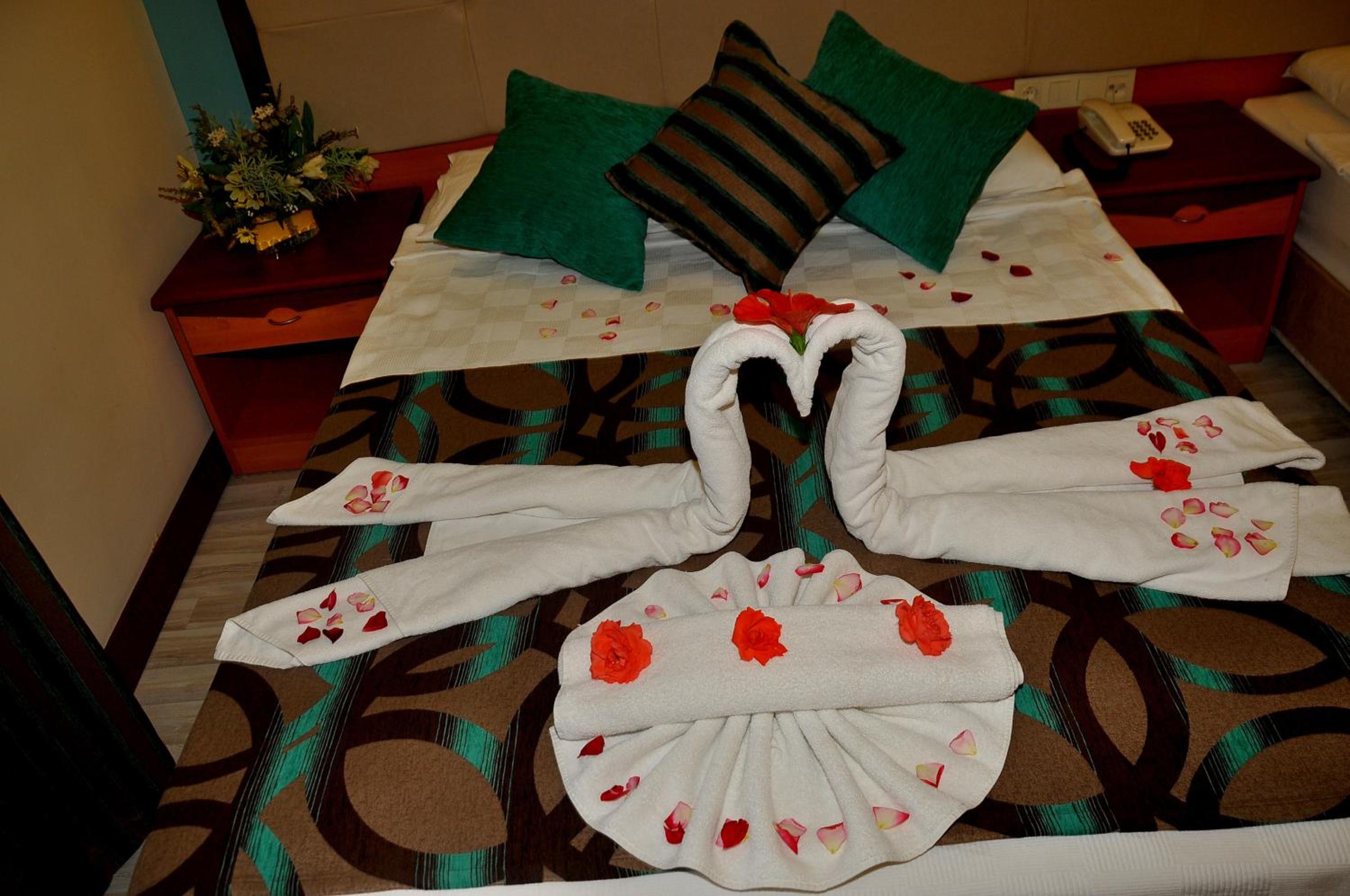 Double or Twin Room with Sea View thumbnail 6