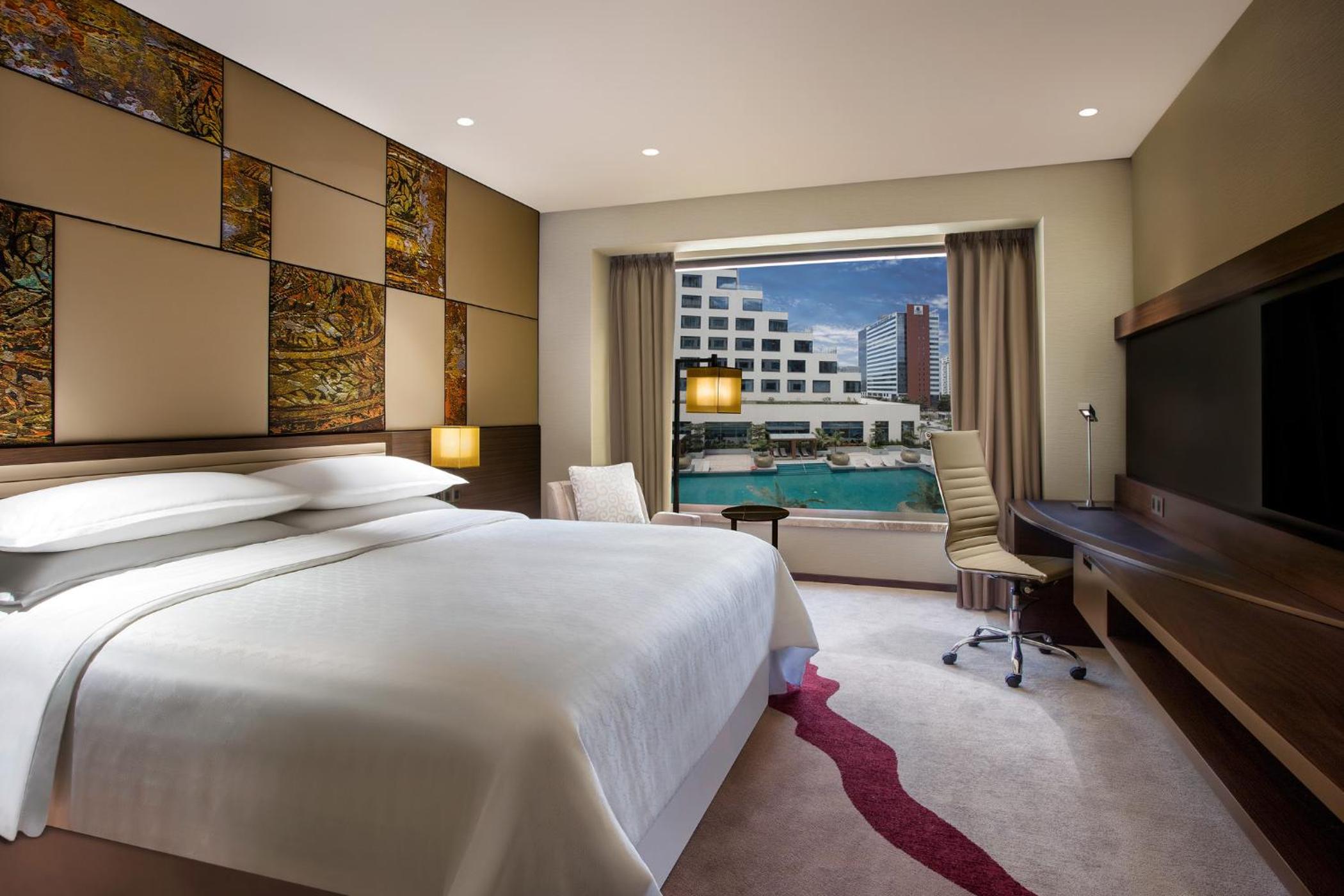 Deluxe Room King Bed with City view - Photo 8