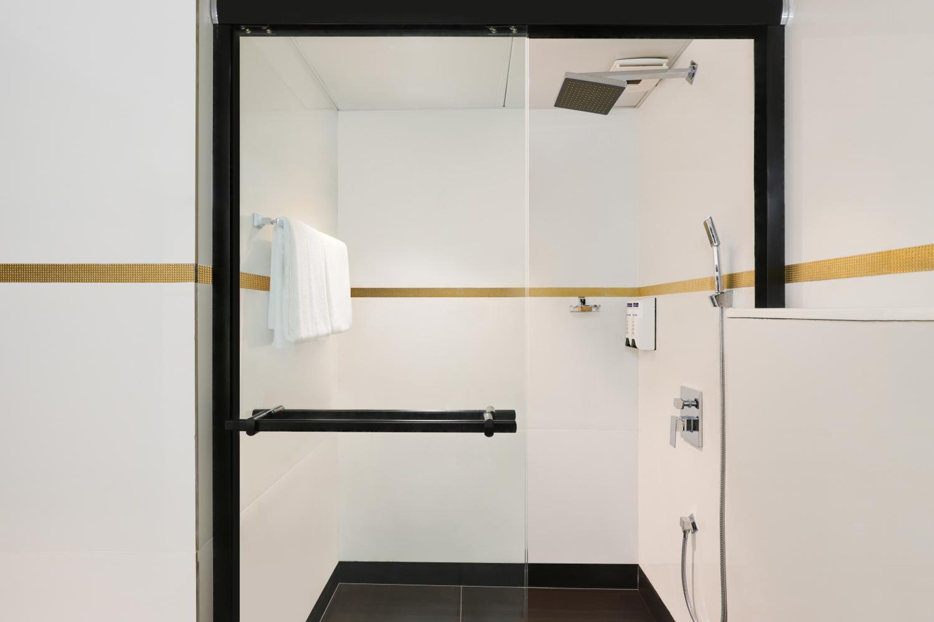 Executive Suite - Photo 7
