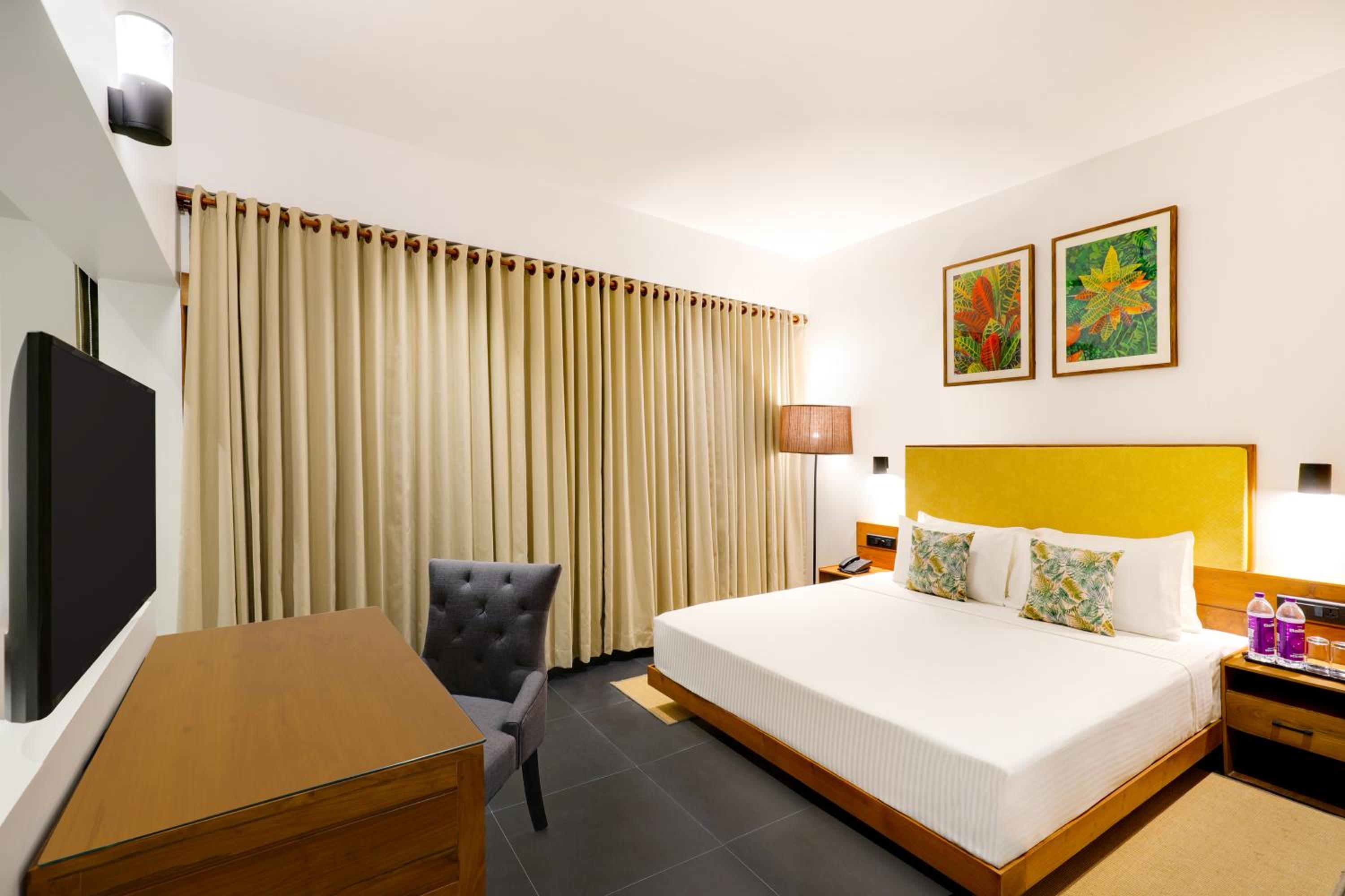 Deluxe King Room - Photo 7