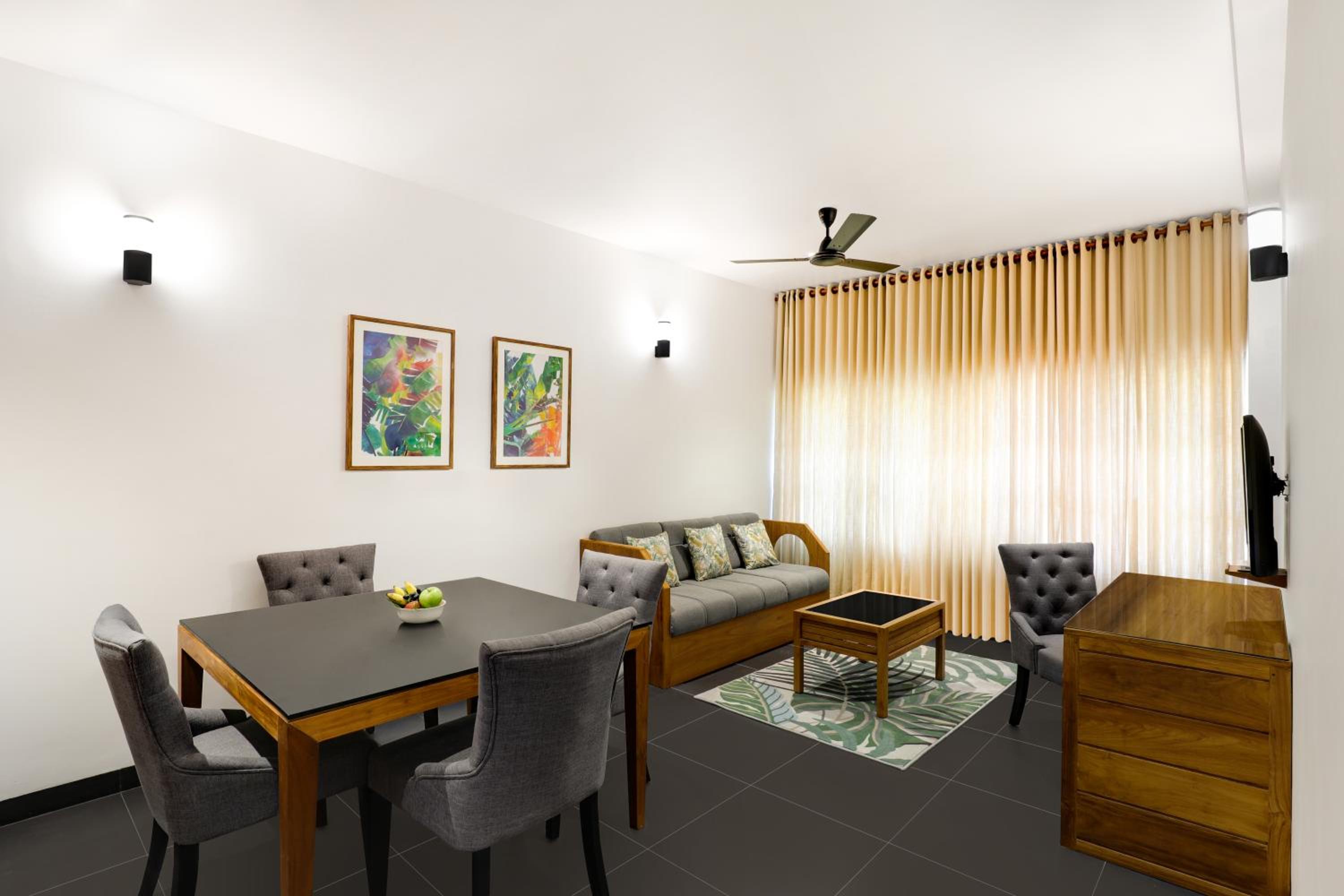 Executive Suite - Photo 2