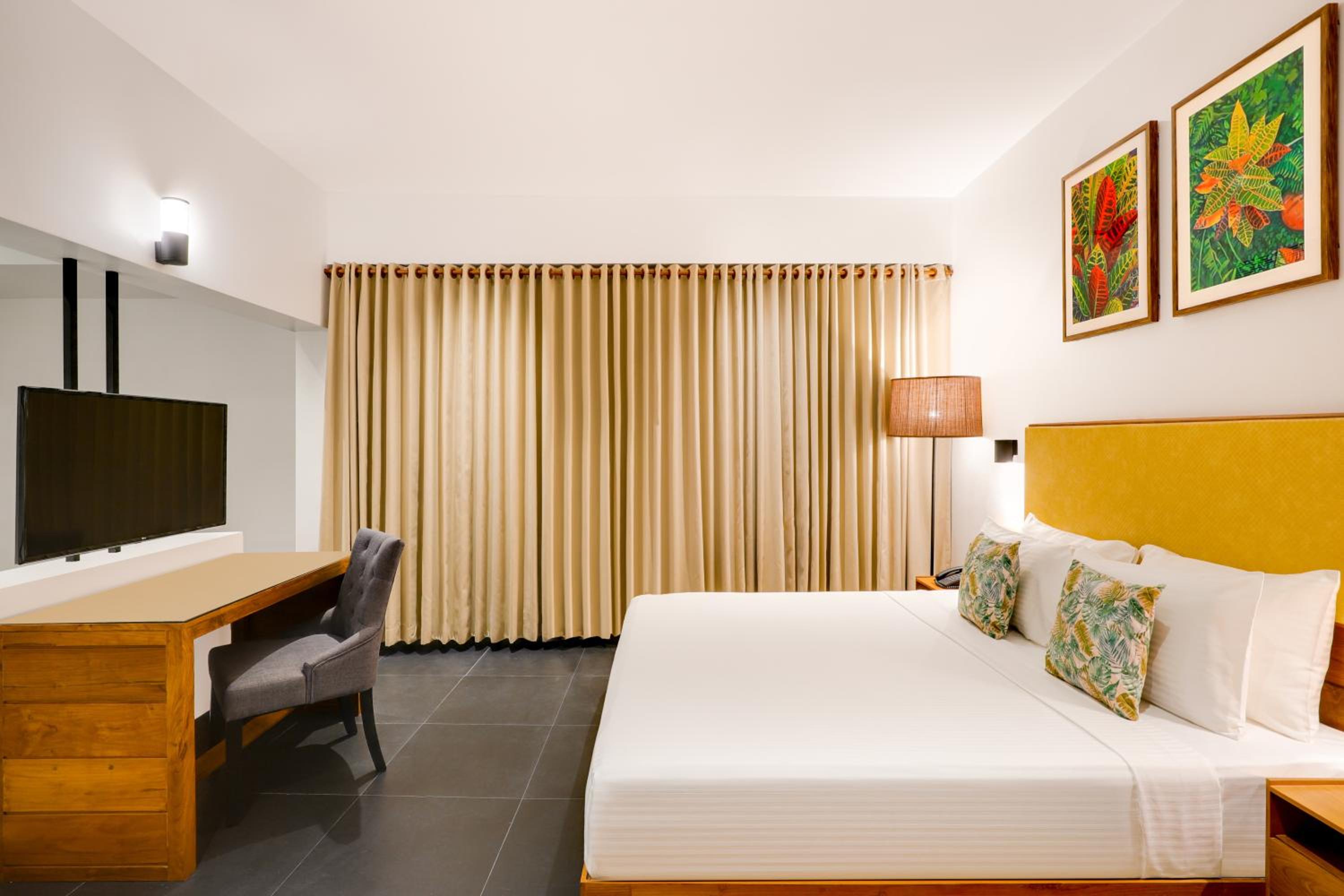 Deluxe King Room - Photo 8