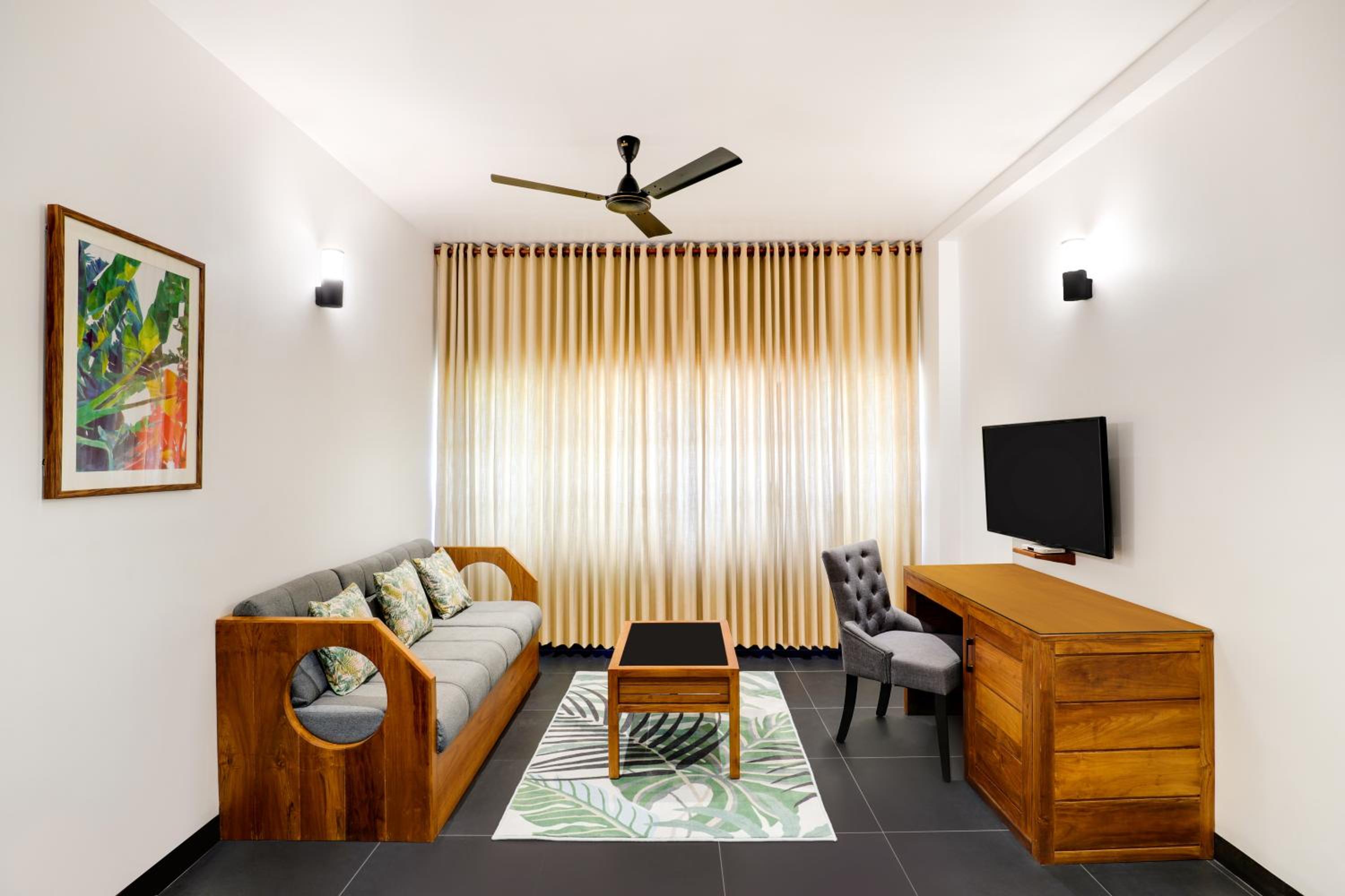 Executive Suite - Photo 3