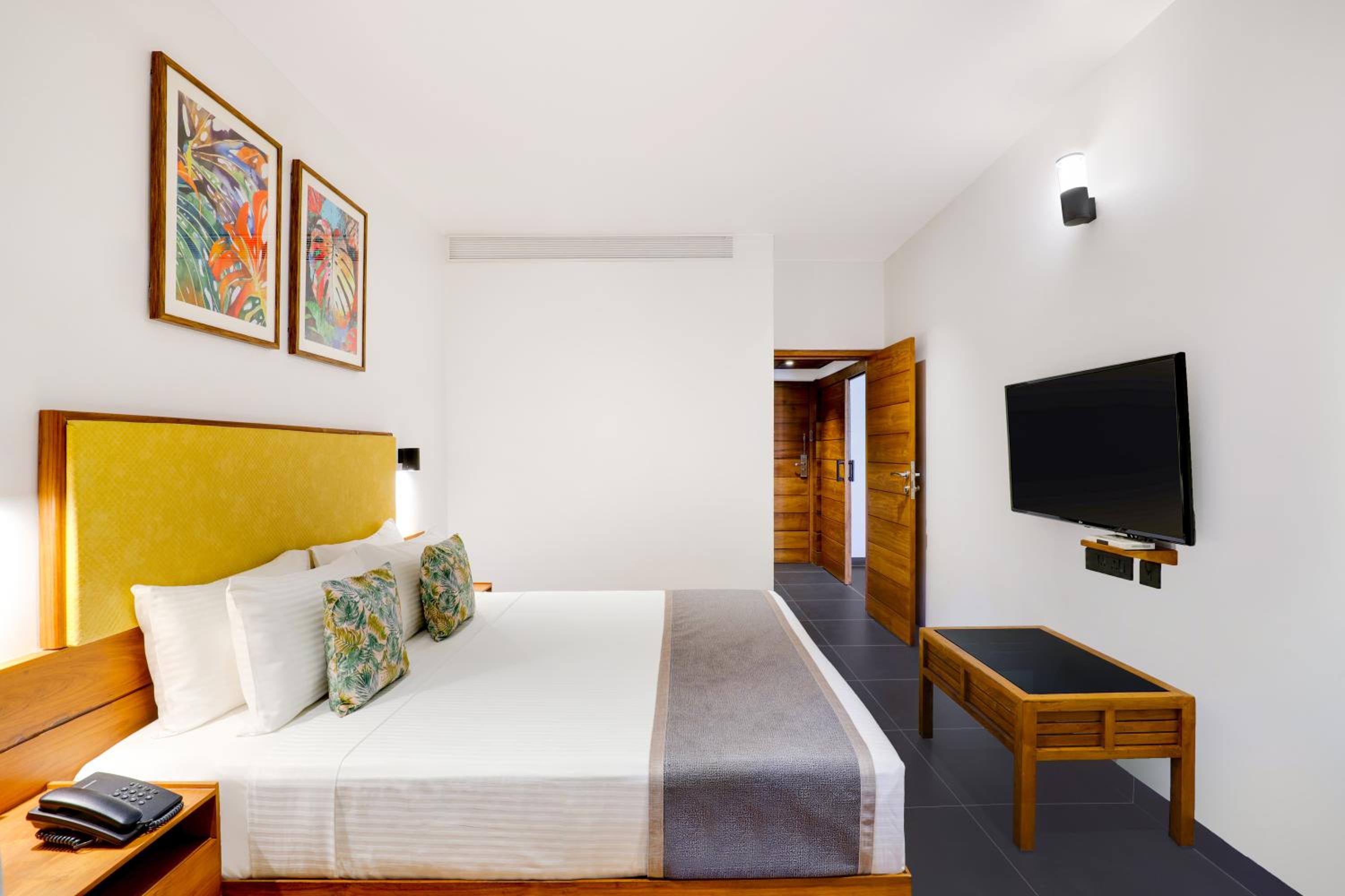 Executive Suite - Photo 4