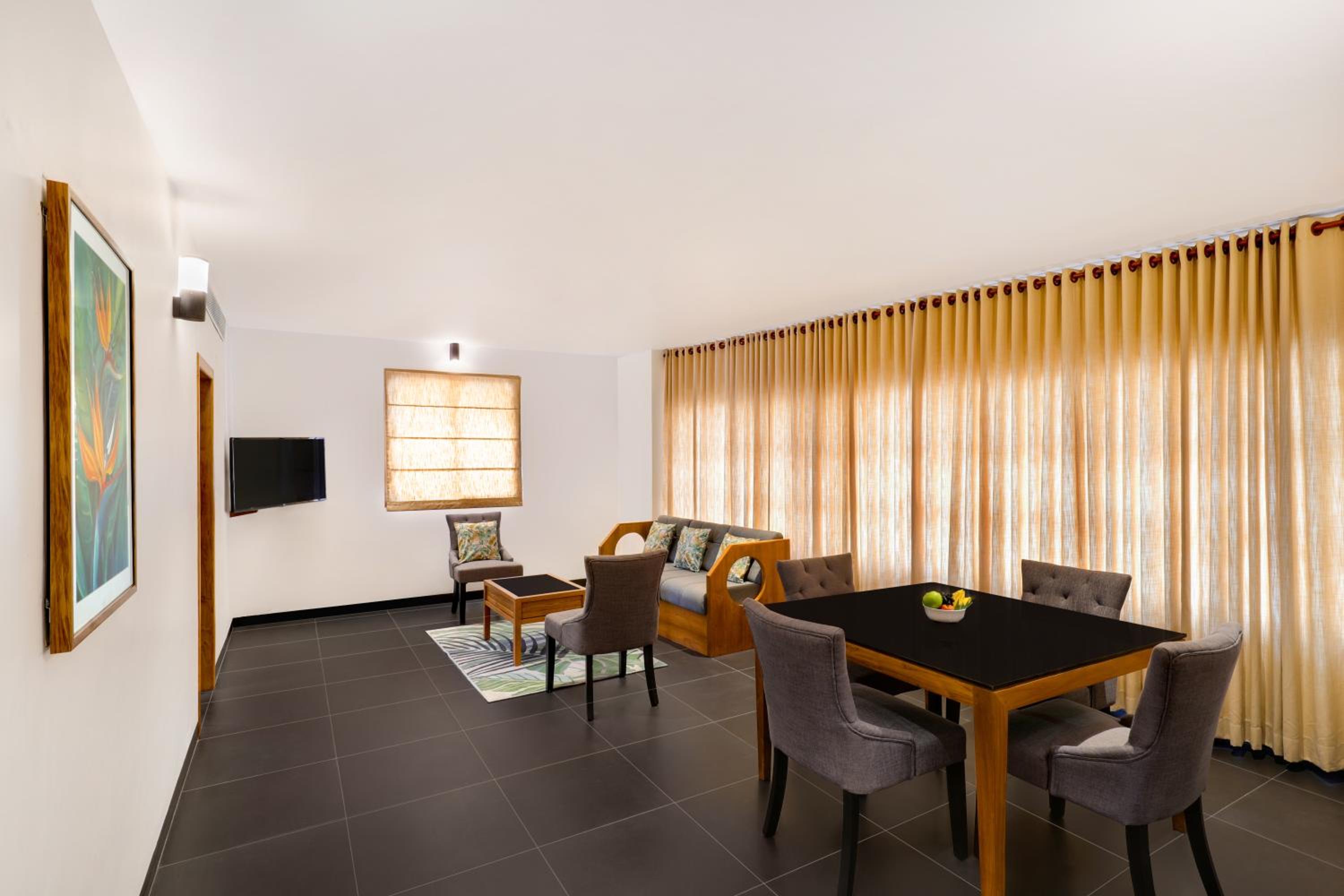 Deluxe Suite - Photo 6