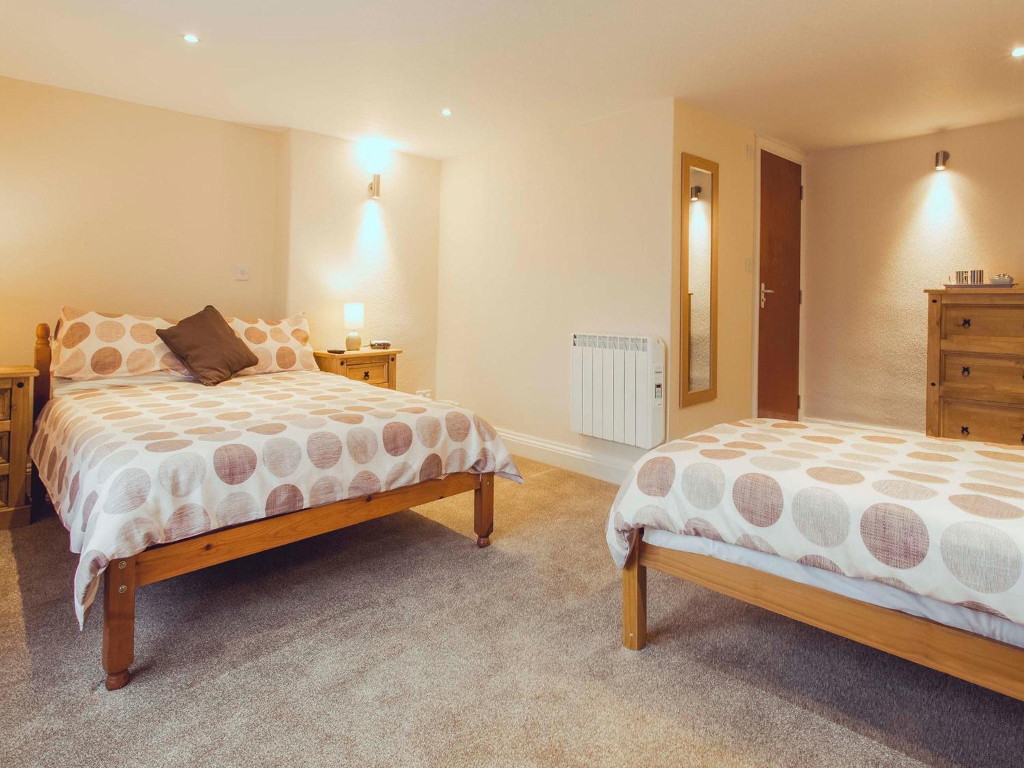 Double or Twin Room with Bathroom - Photo 11
