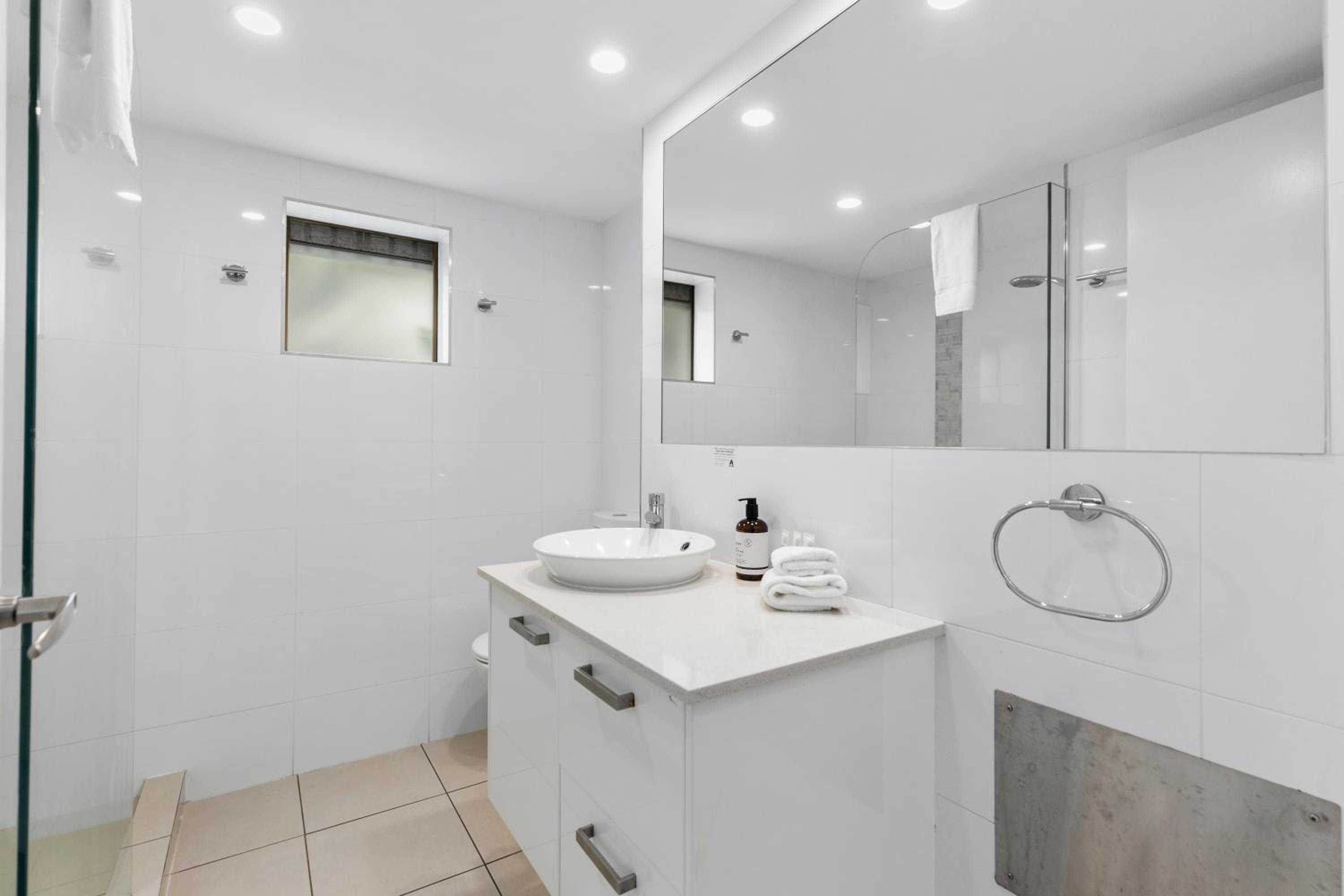 Premium Two Bedroom Apartment - Beachfront photo 3
