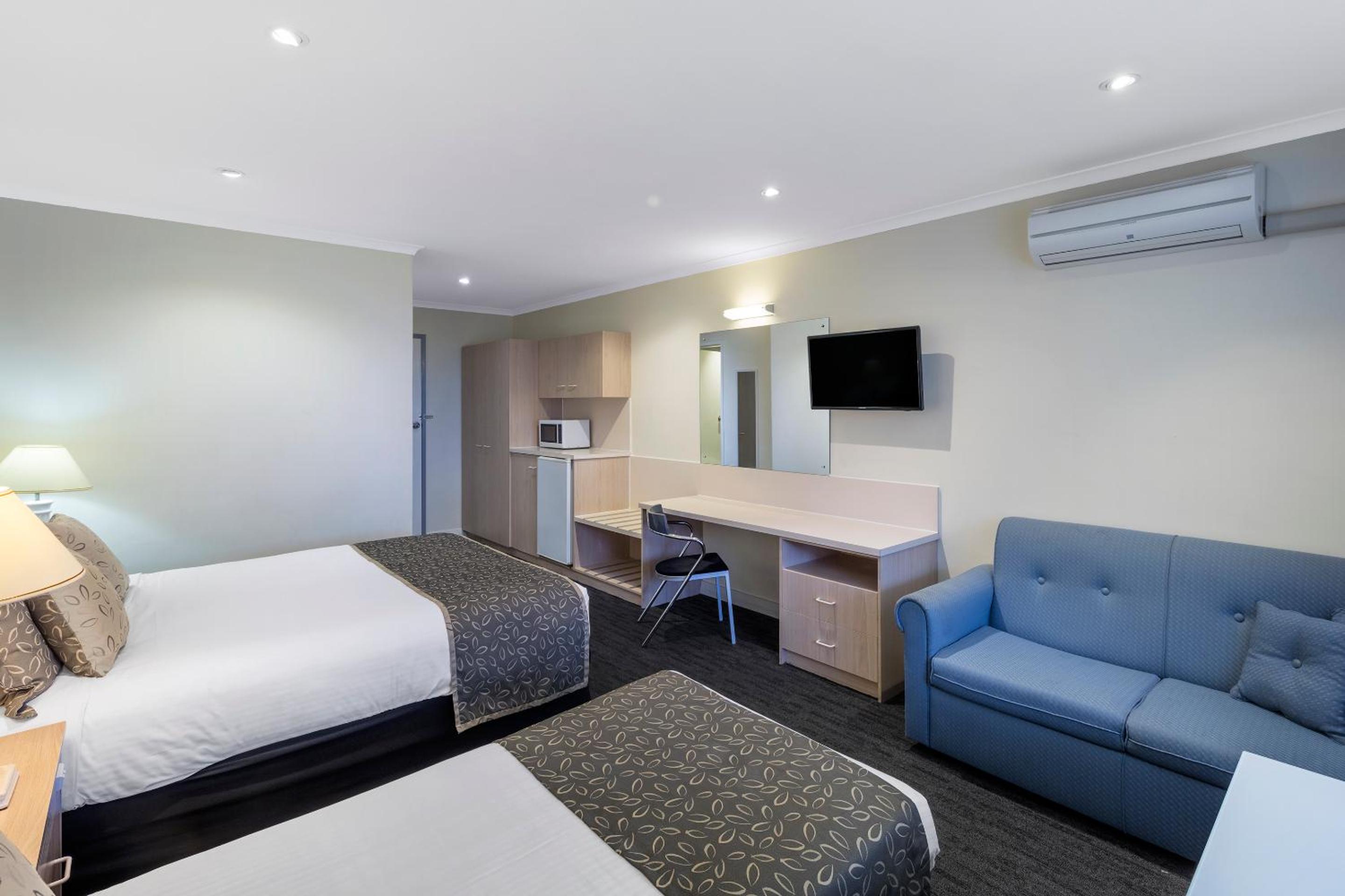 Executive Twin Room thumbnail 6