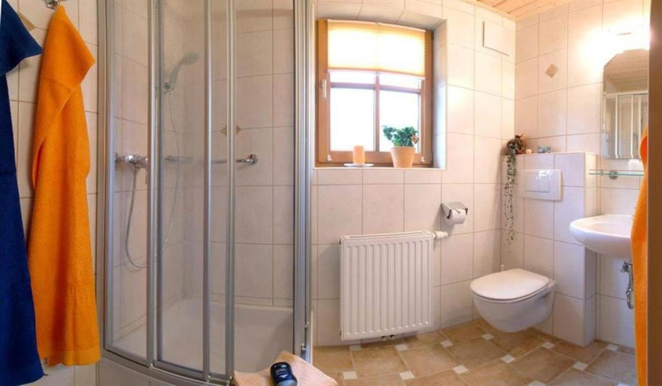 One-Bedroom Apartment with Shower photo 2