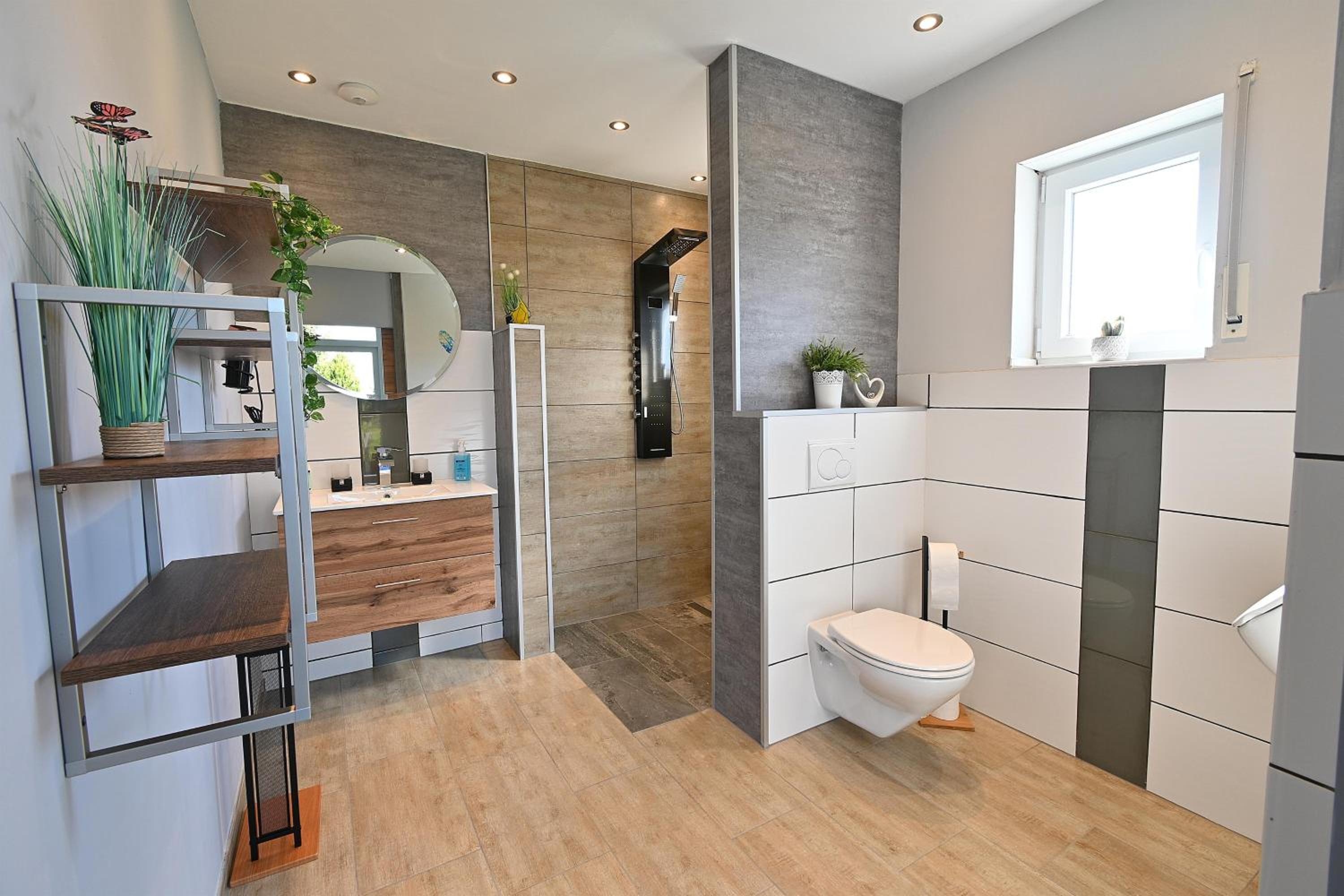 Apartment with Shower photo 2