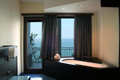 Deluxe Double Room with Sea View photo 2