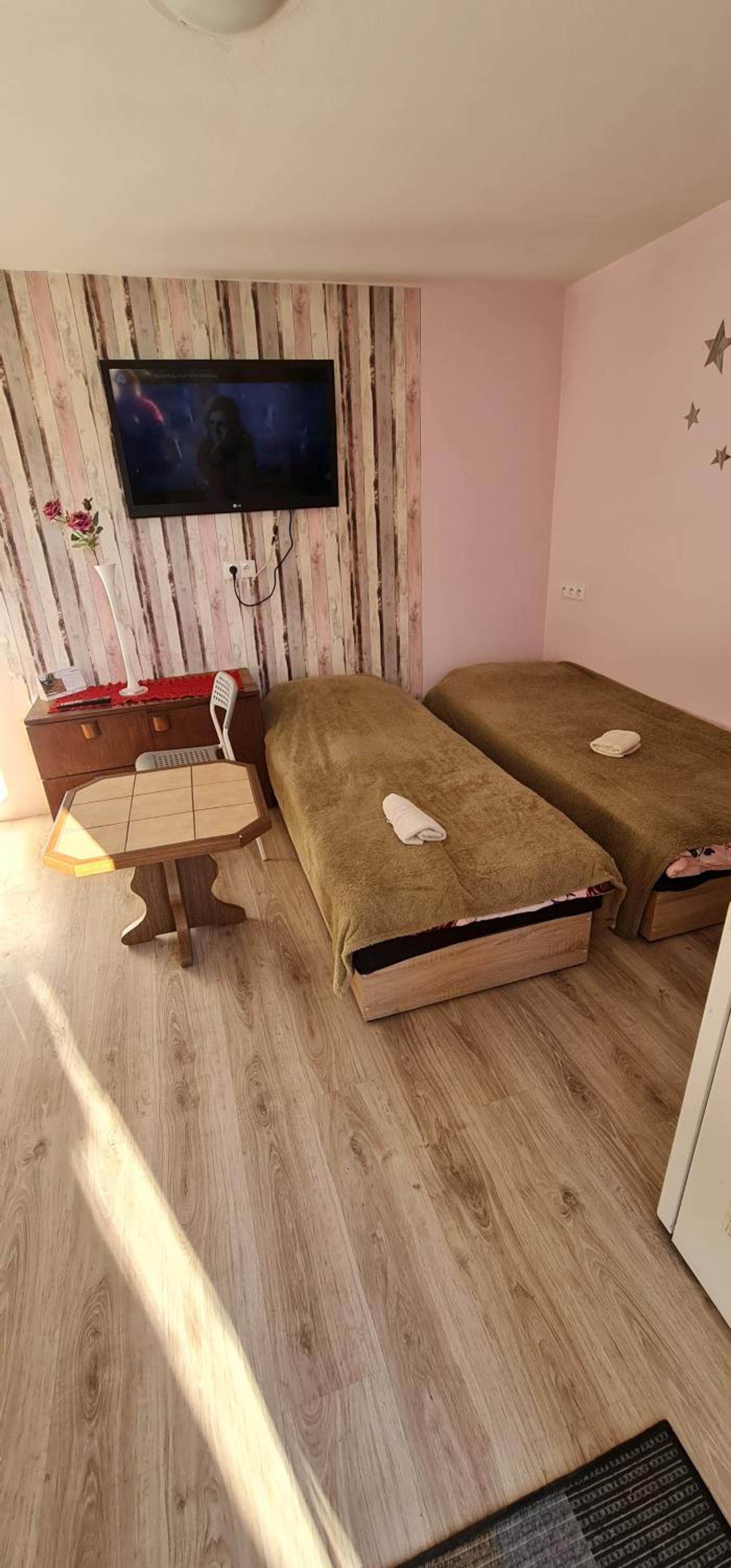 Double or Twin Room with Bathroom - Photo 4