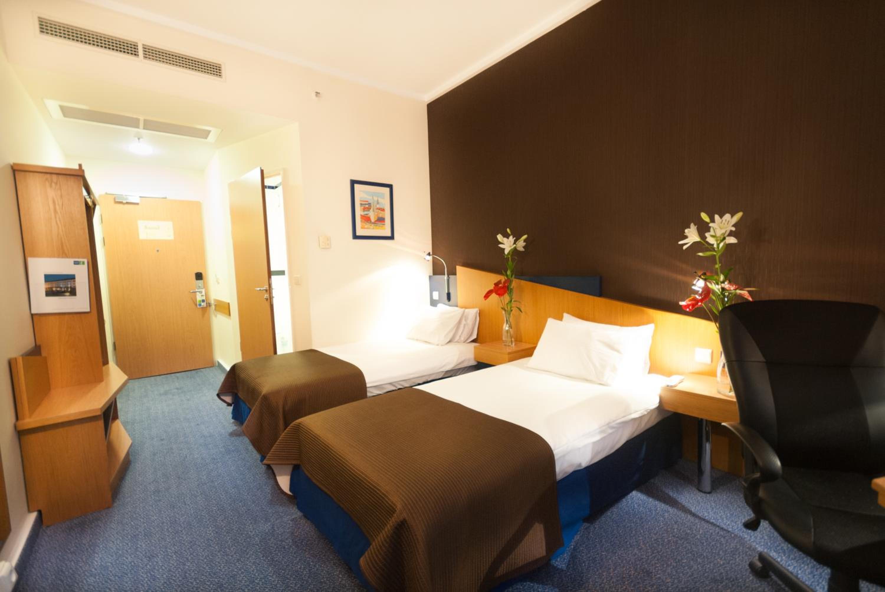 Standard Twin Room - Photo 2