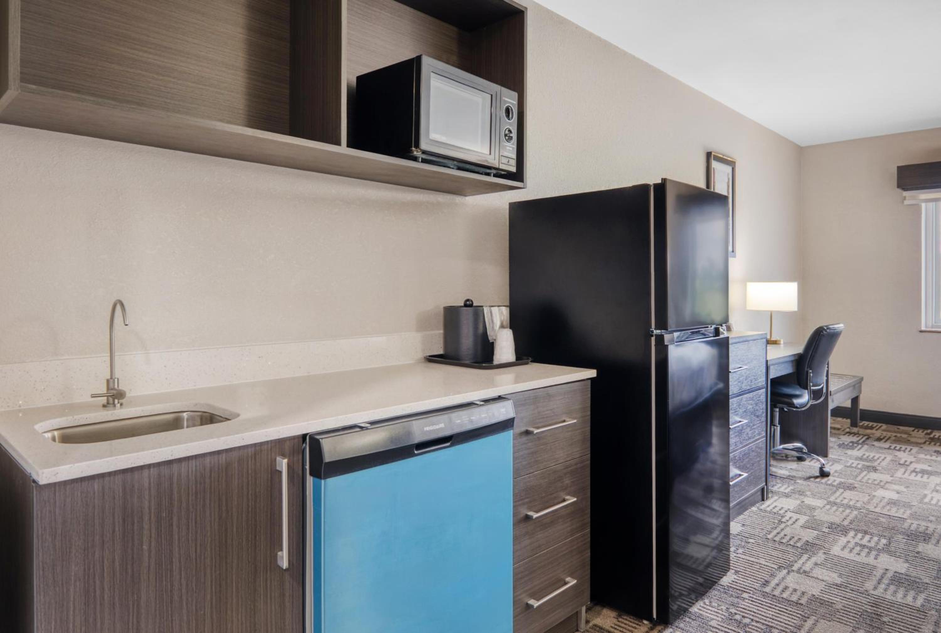 King Room with Kitchenette - Non-Smoking