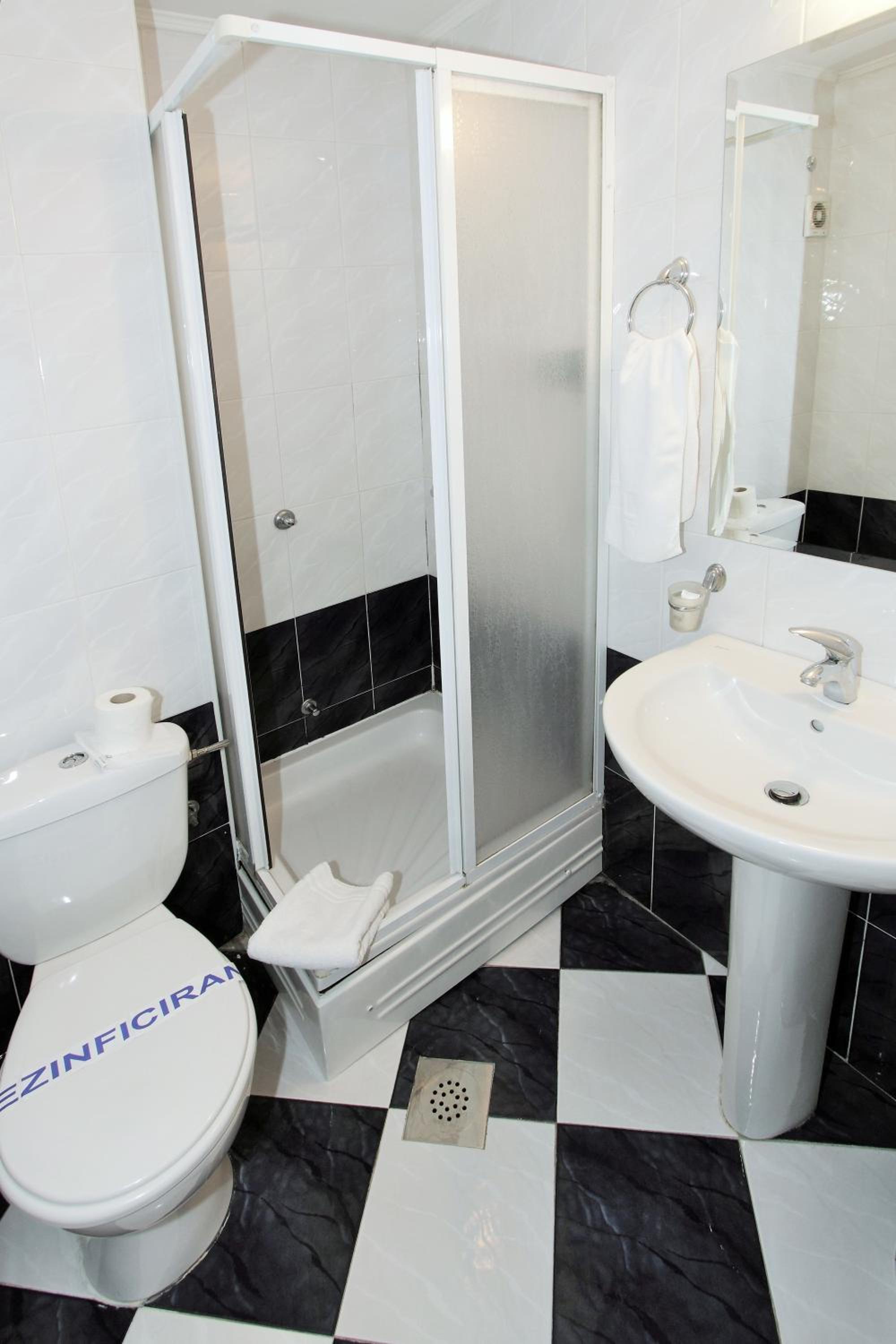 Double or Twin Room - Photo 10