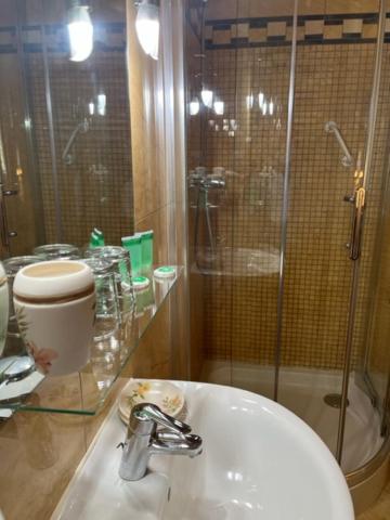 Deluxe King Room - Photo 2
