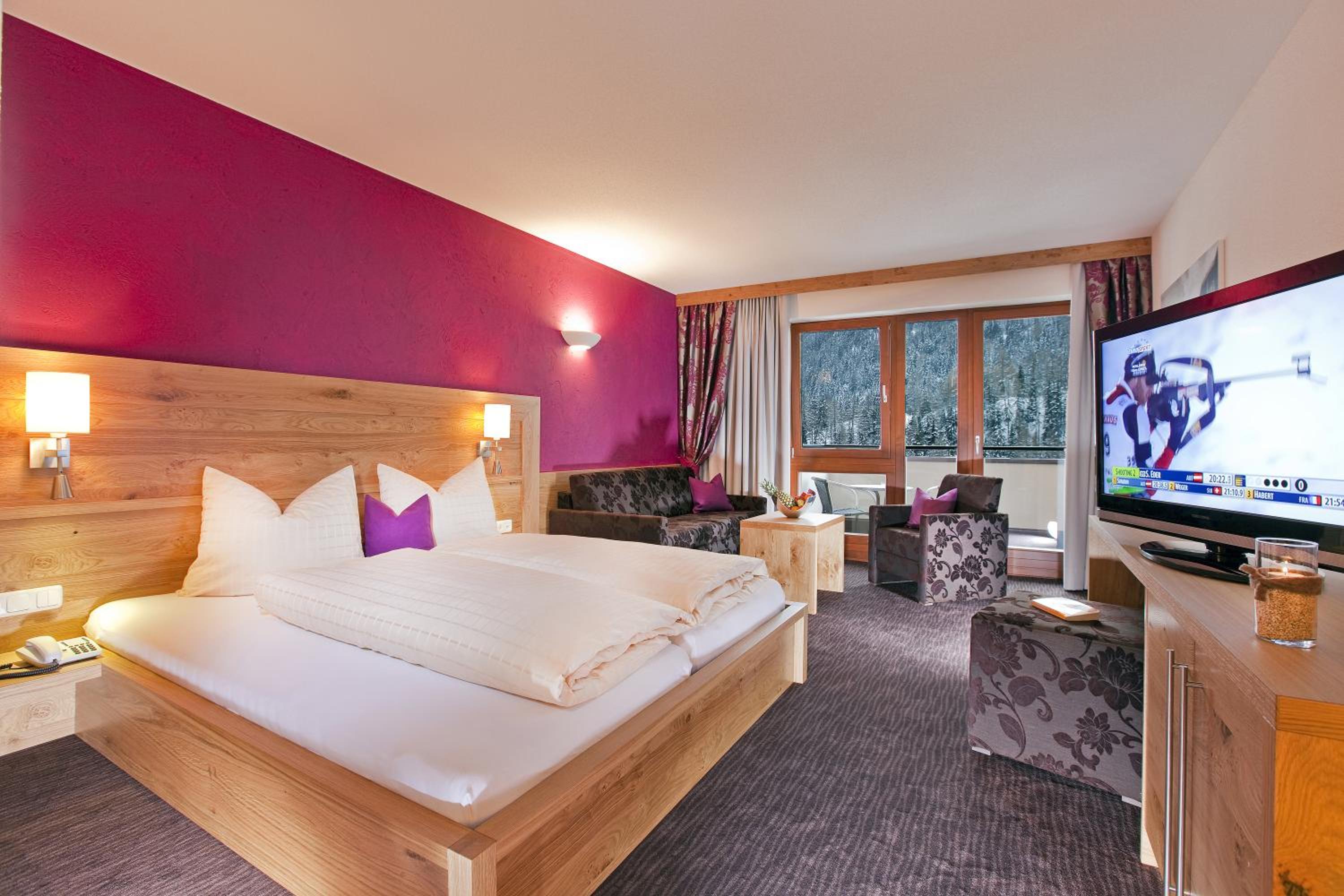 Junior Suite with Balcony - Photo 3
