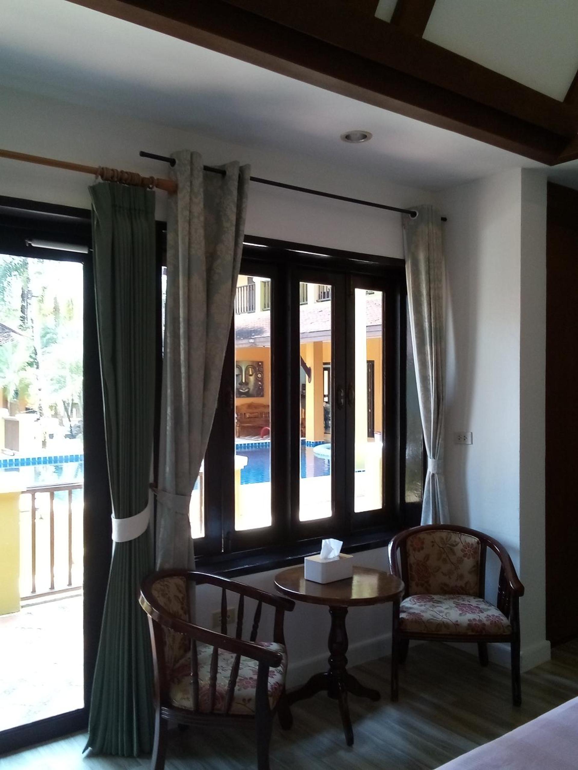 Deluxe Family Room with Pool Access photo 3