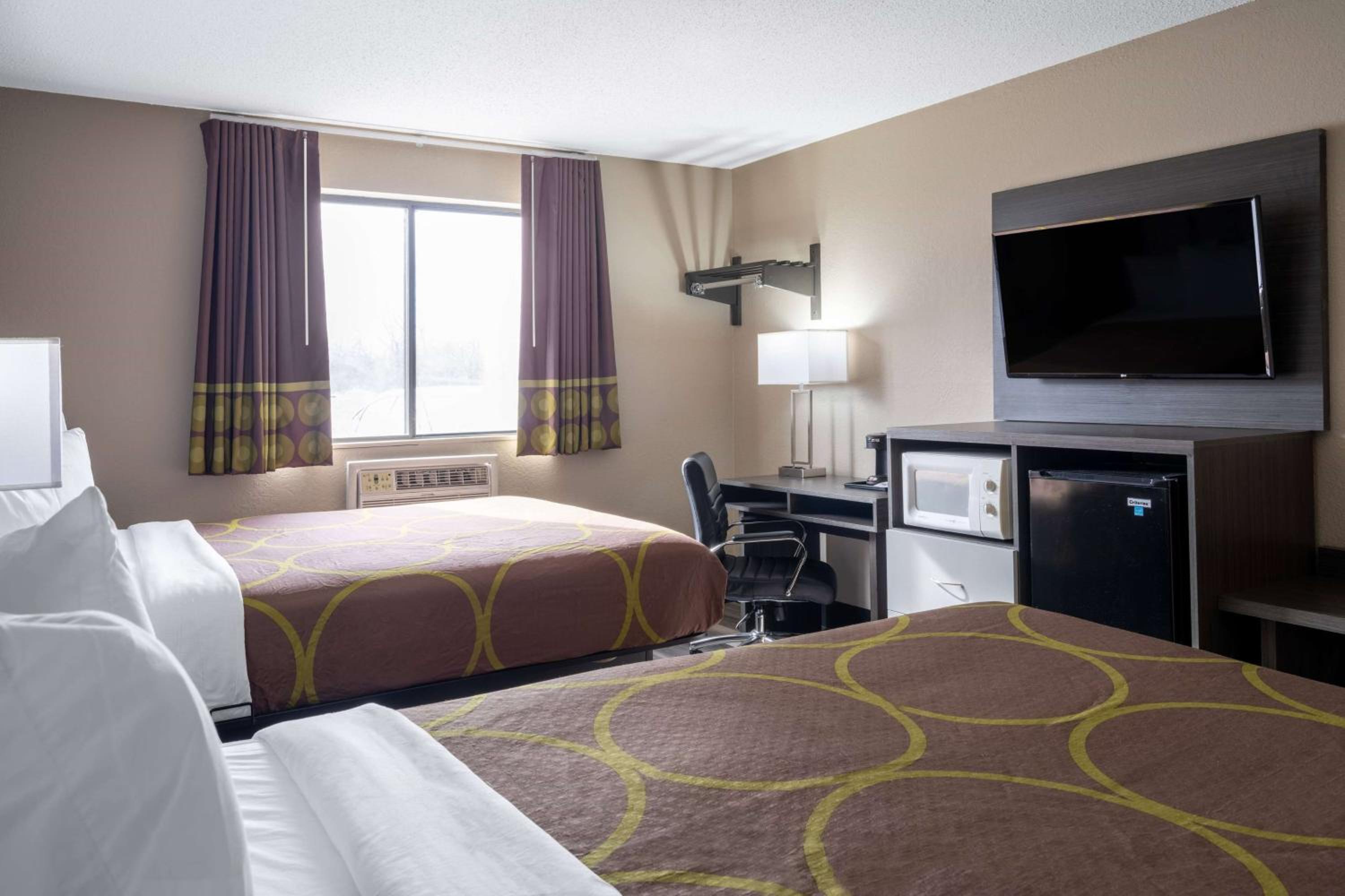 Queen Room with Two Queen Beds - Non-Smoking - Photo 4