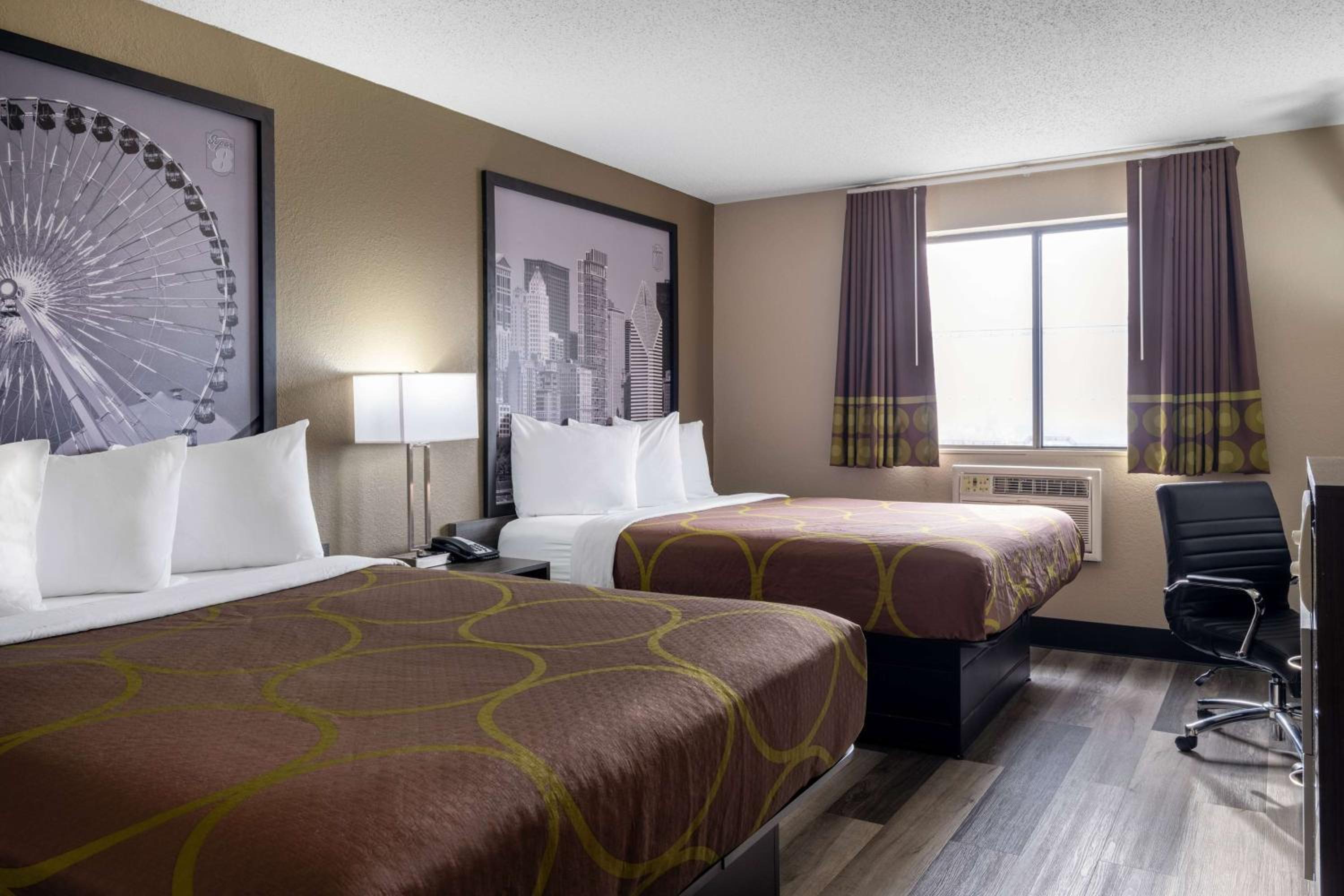 Queen Room with Two Queen Beds - Non-Smoking - Photo 6