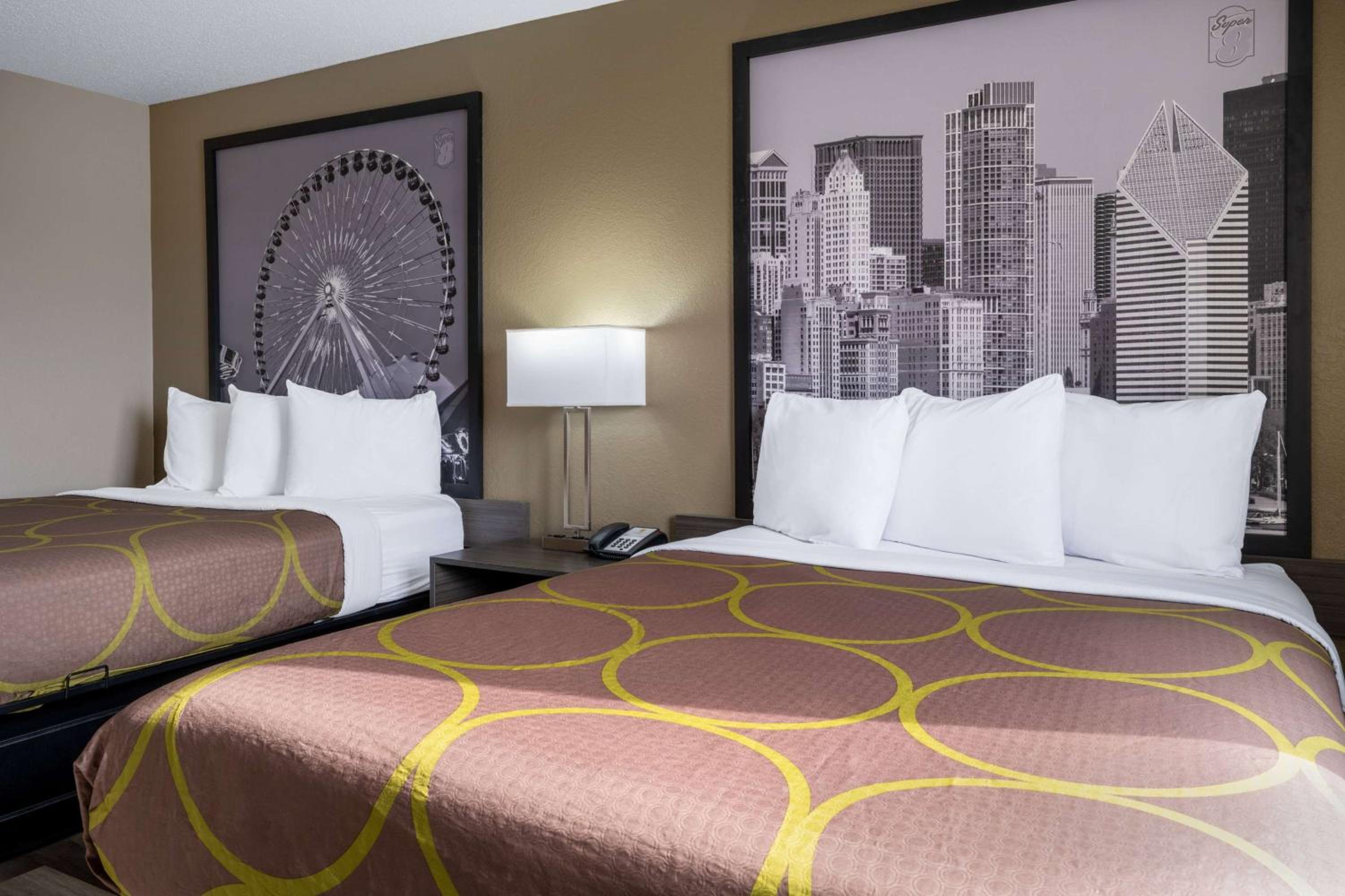 Queen Room with Two Queen Beds - Non-Smoking - Photo 3
