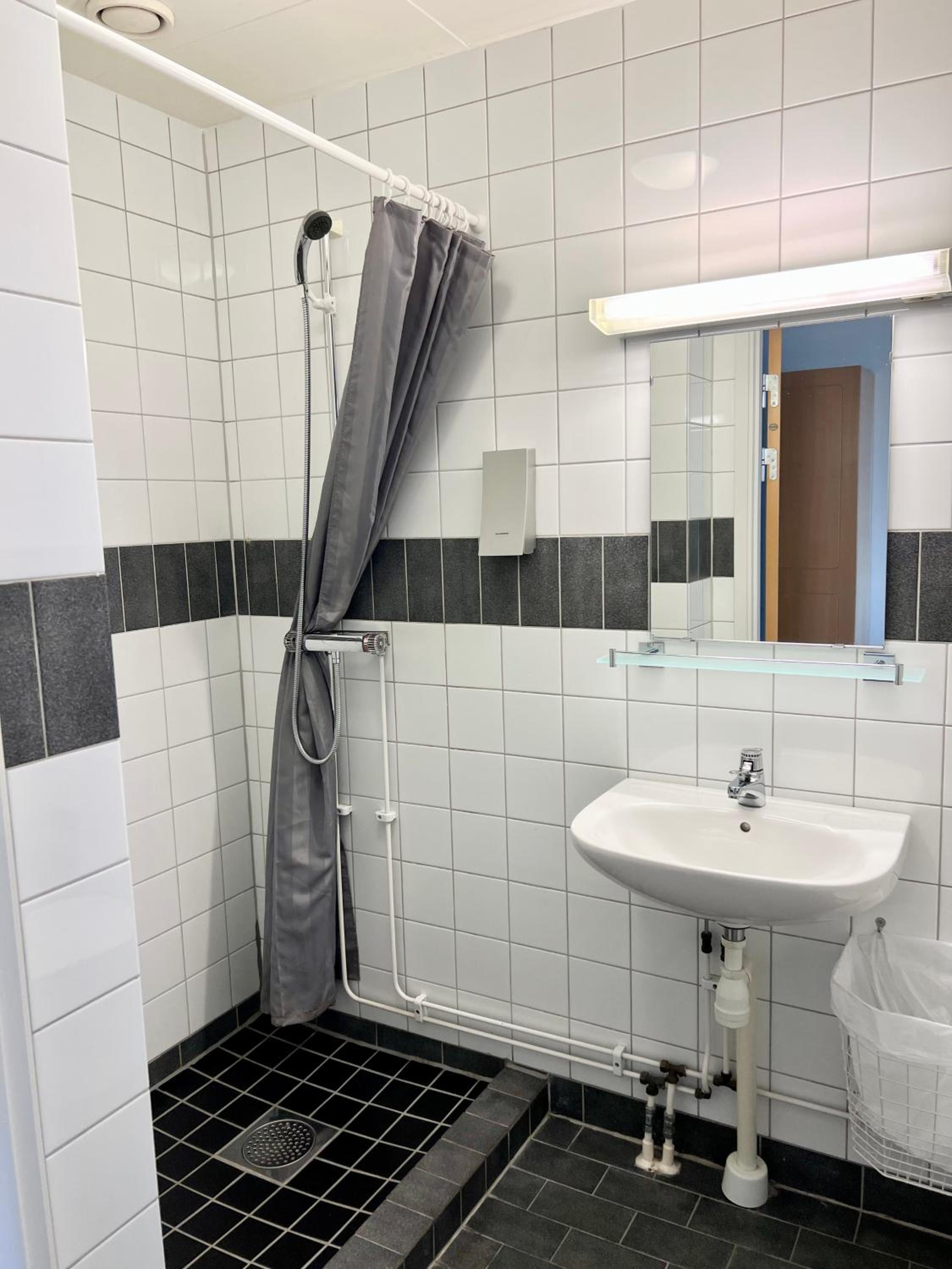 Double or Twin Room - Photo 3