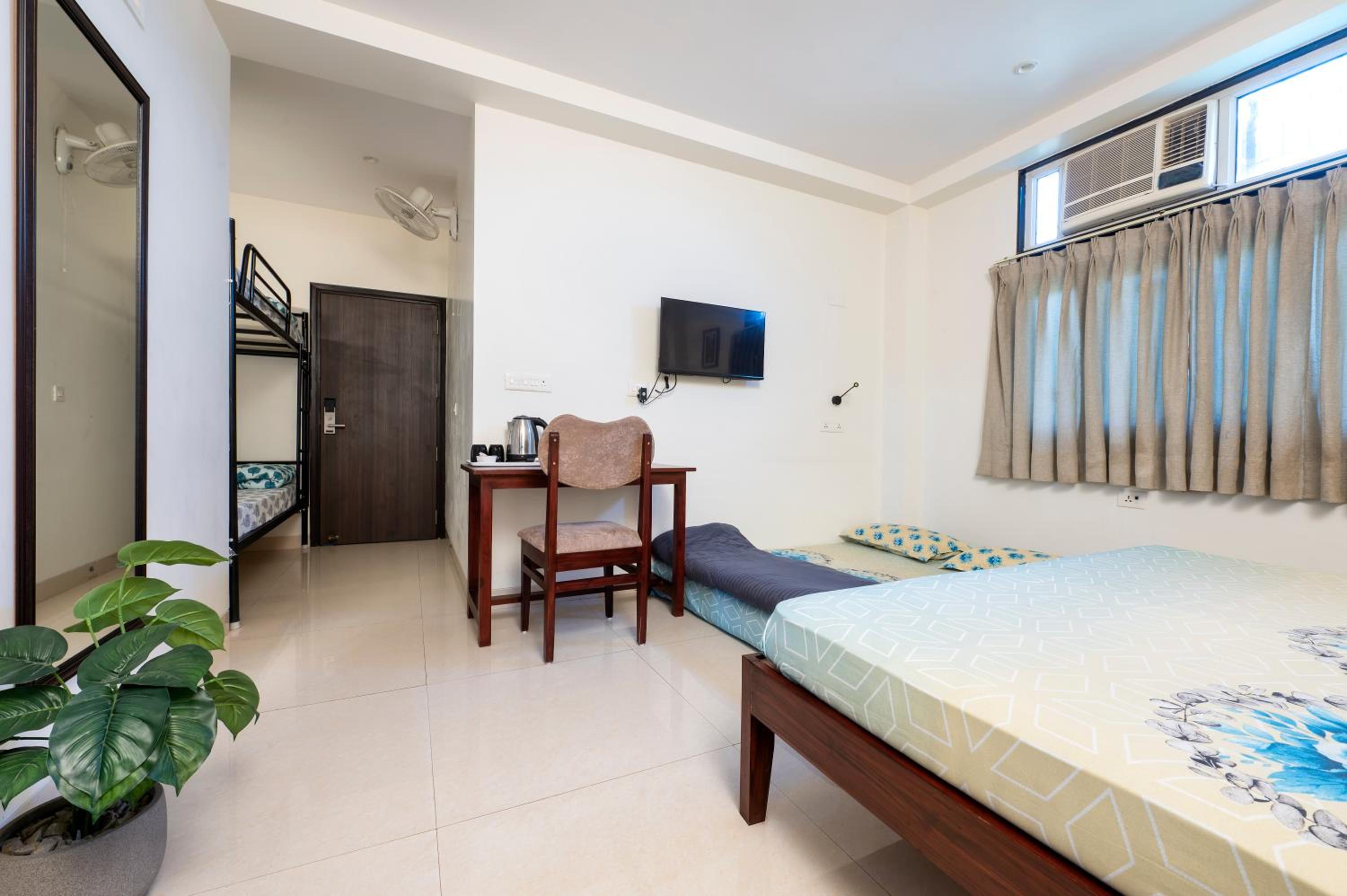 Quadruple Room with Private Bathroom - Photo 44