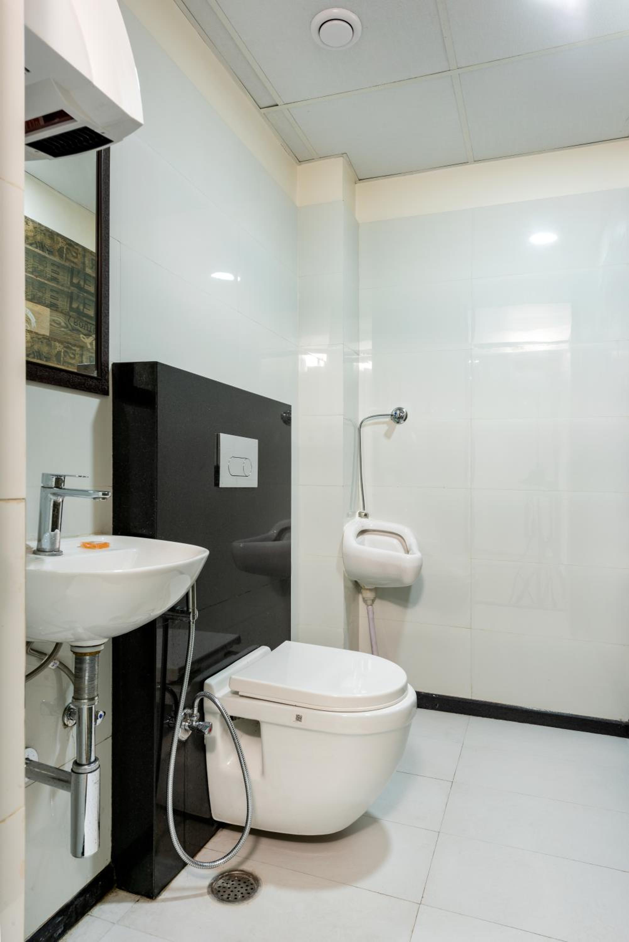 Quadruple Room with Private Bathroom - Photo 29