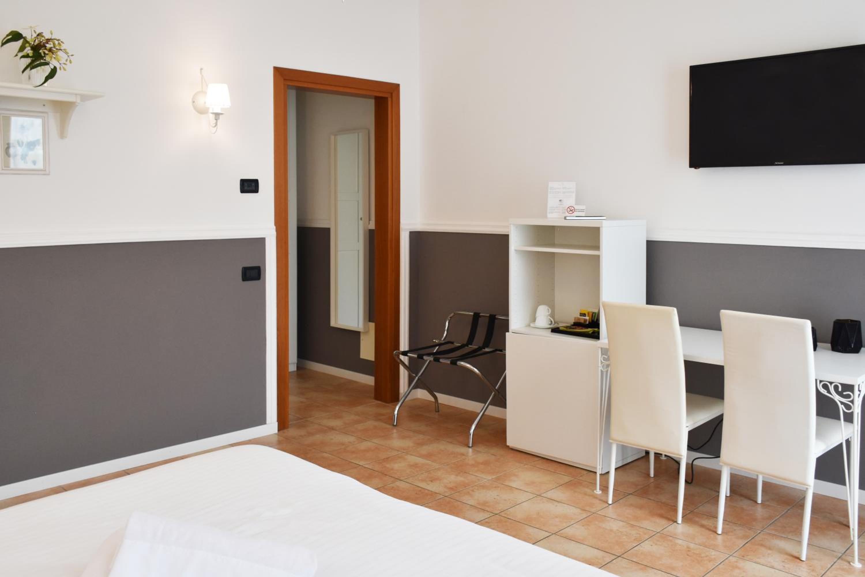 Double or Twin Room - Disability Access photo 2