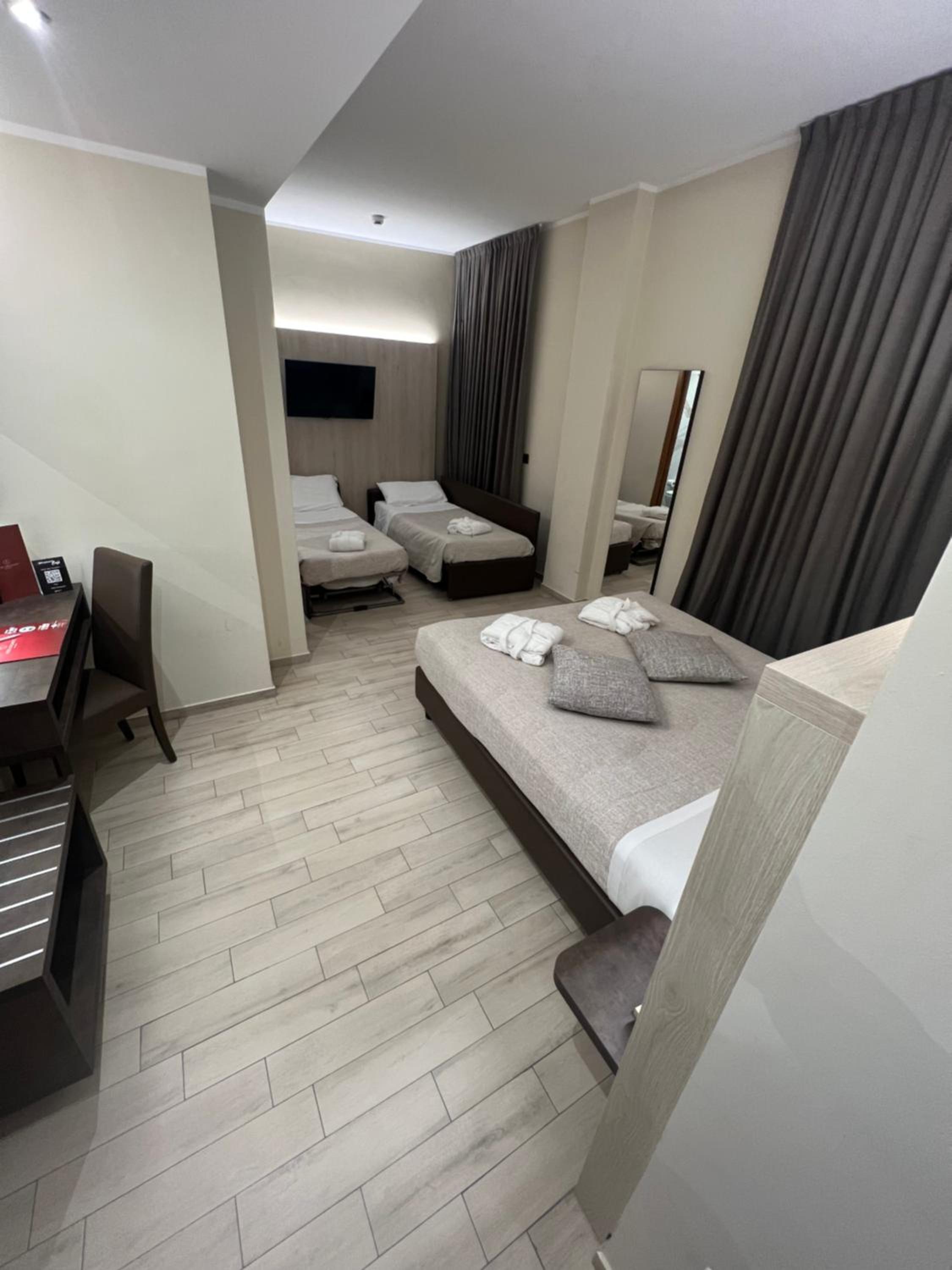 Quadruple Room - Photo 1