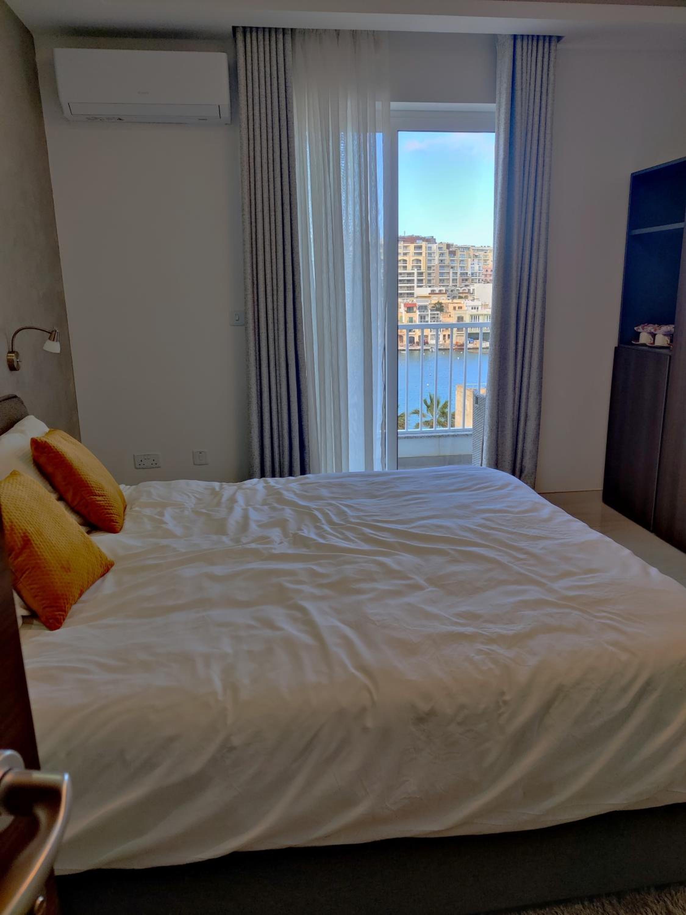 Deluxe Double Room with Balcony photo 3