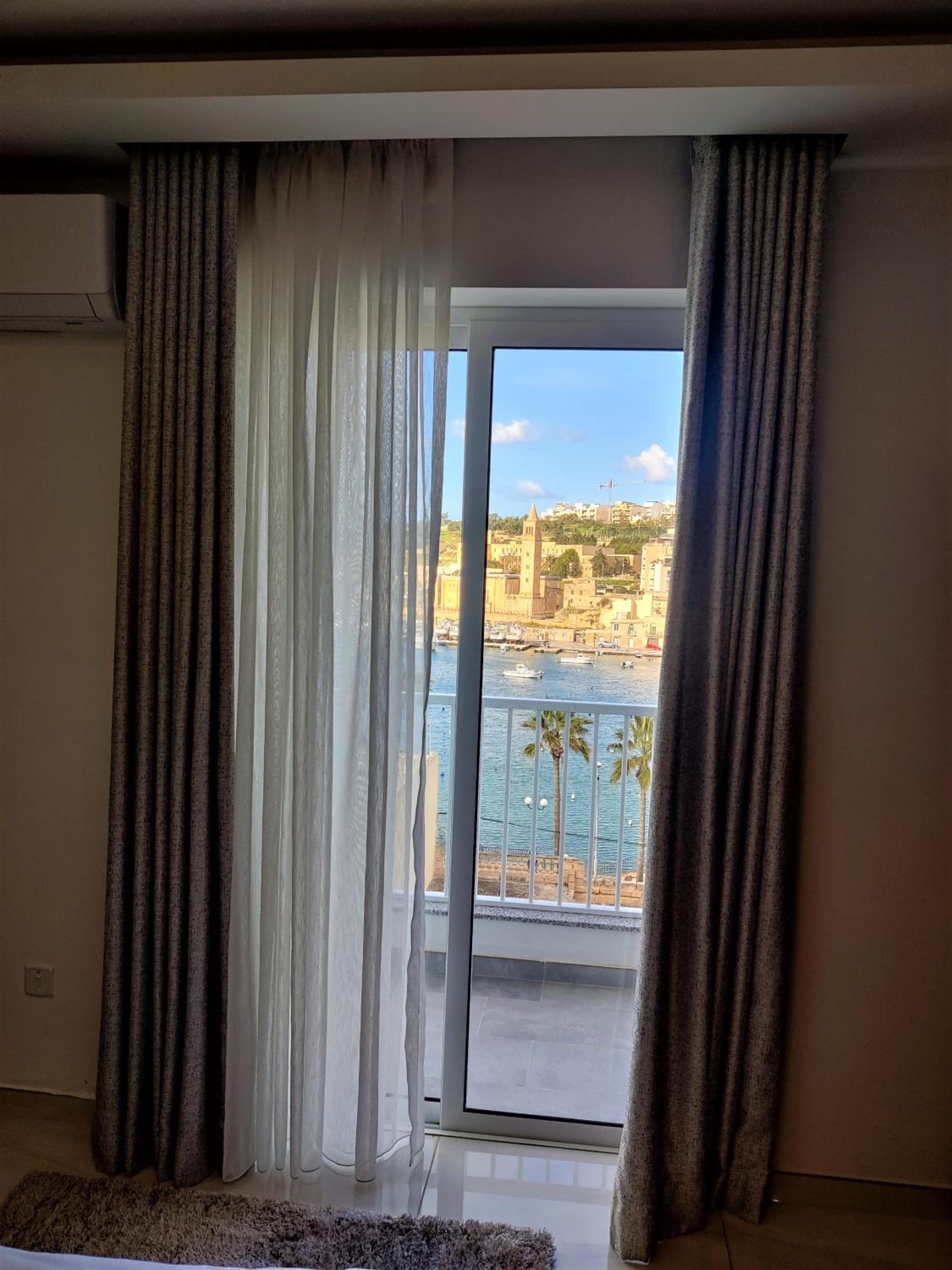 Deluxe Double Room with Balcony photo 2
