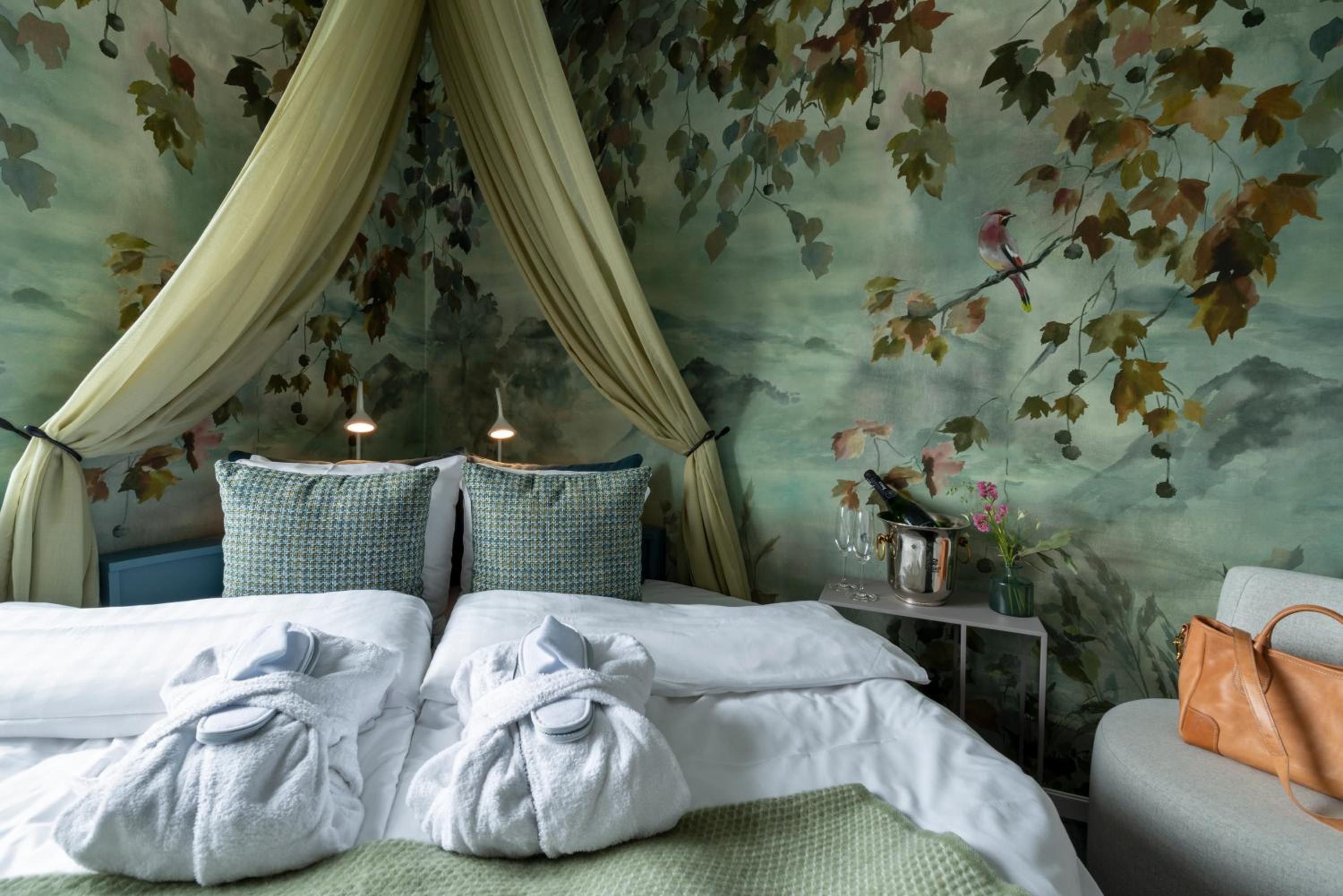 Superior Queen Room with Round Bed (Excluding Spa) photo 3