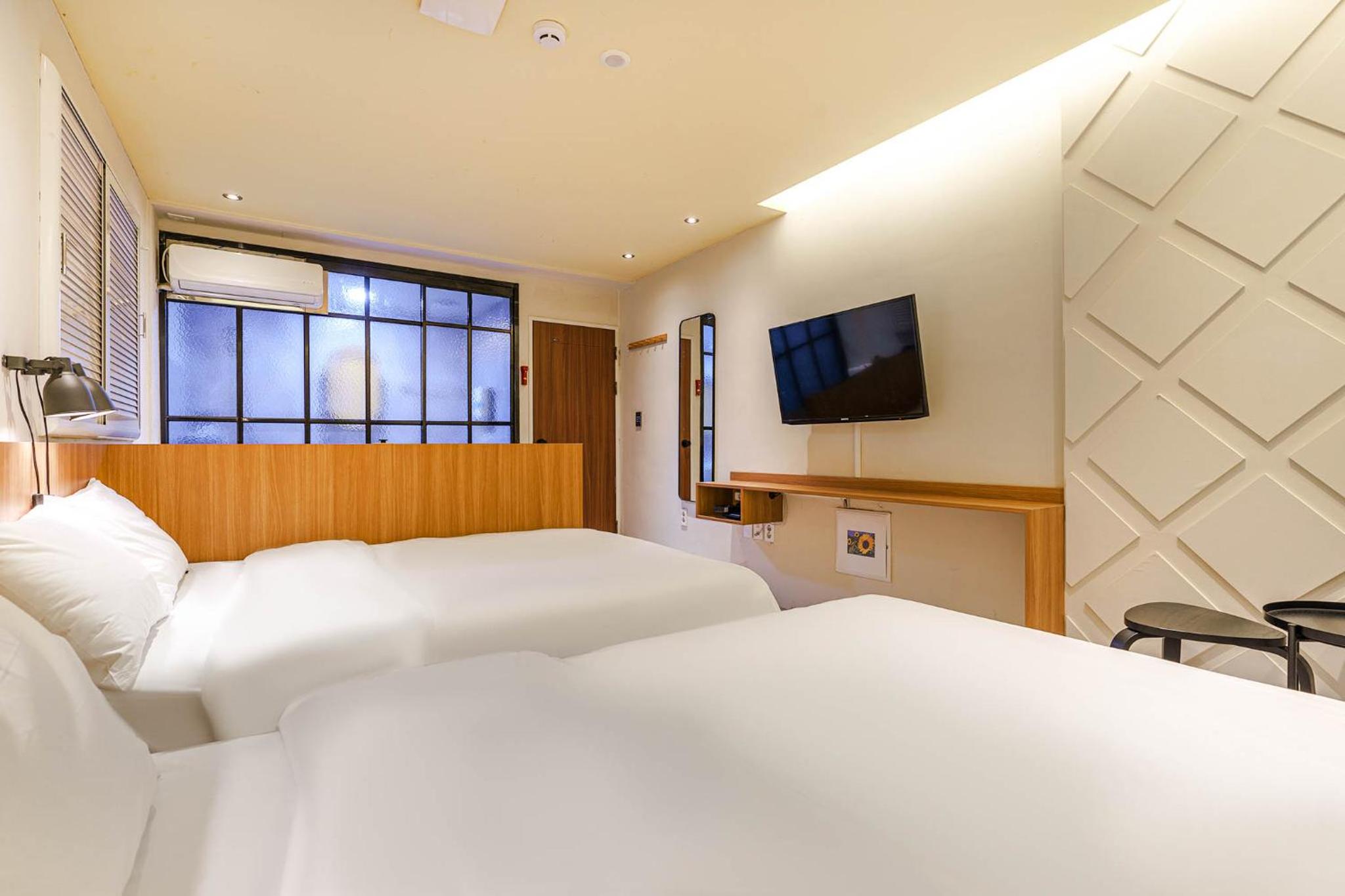 Deluxe Queen Room with Two Queen Beds - Photo 4