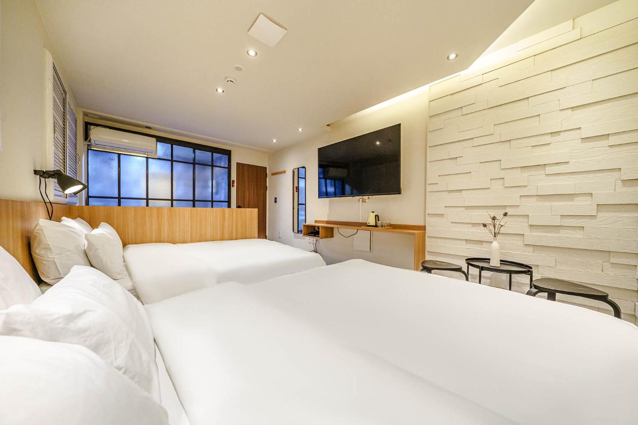 Deluxe Queen Room with Two Queen Beds - Photo 3