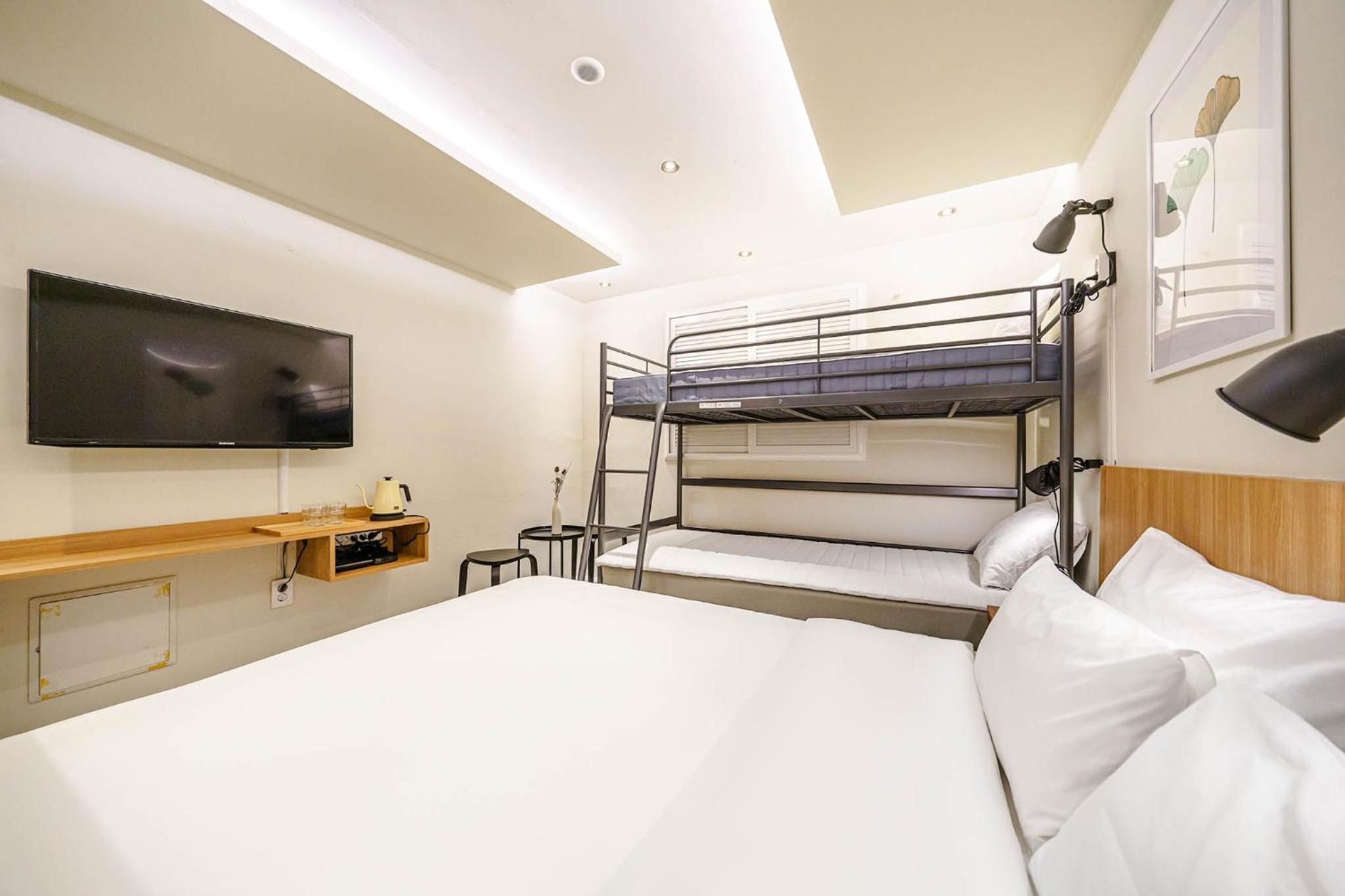 Duplex Quadruple Room - Photo 7